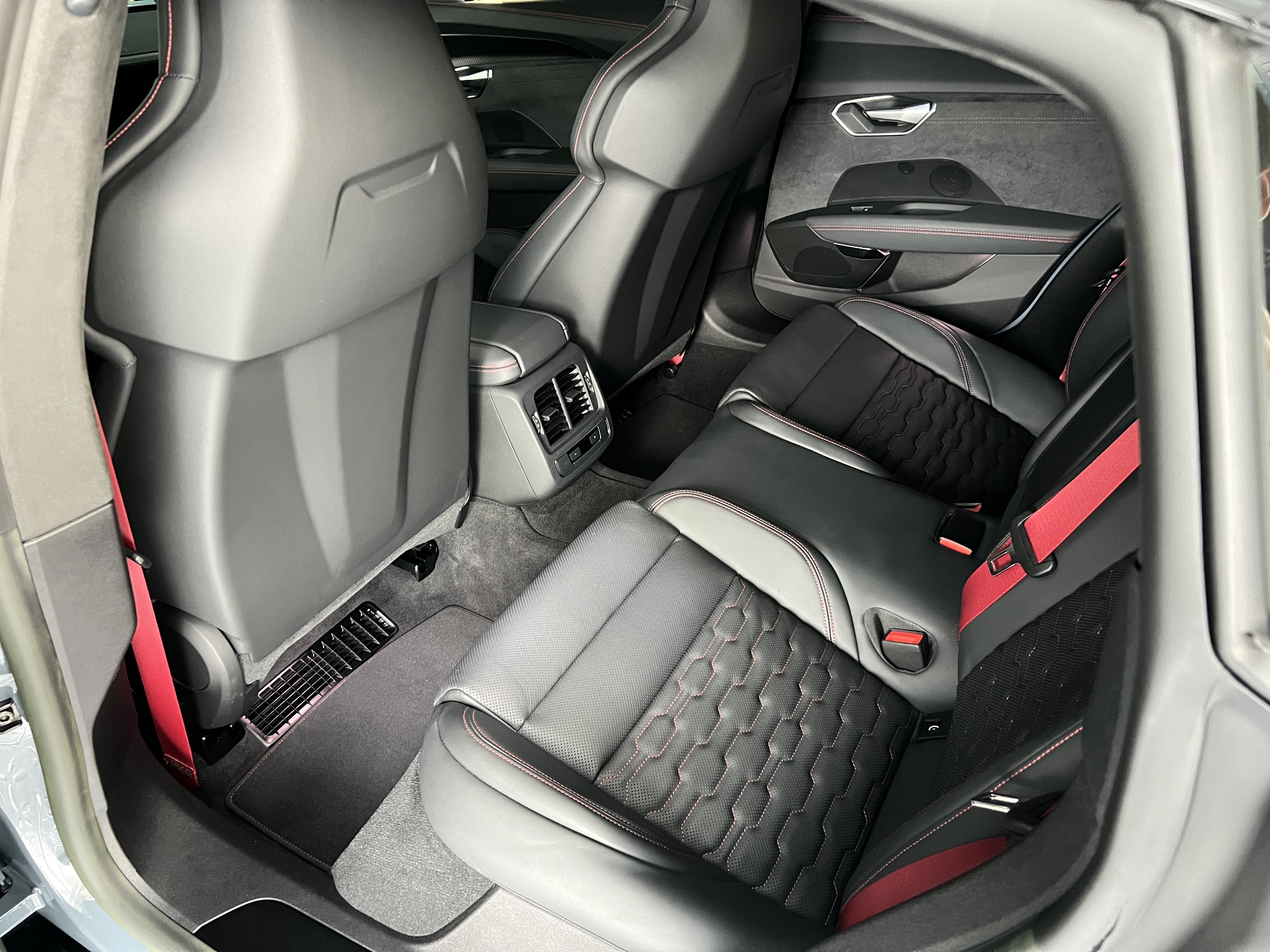 Audi RS e-tron GT 2024 car image #17