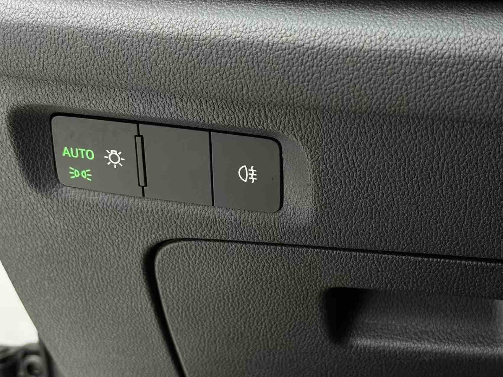 Skoda Octavia 2023 car image #17