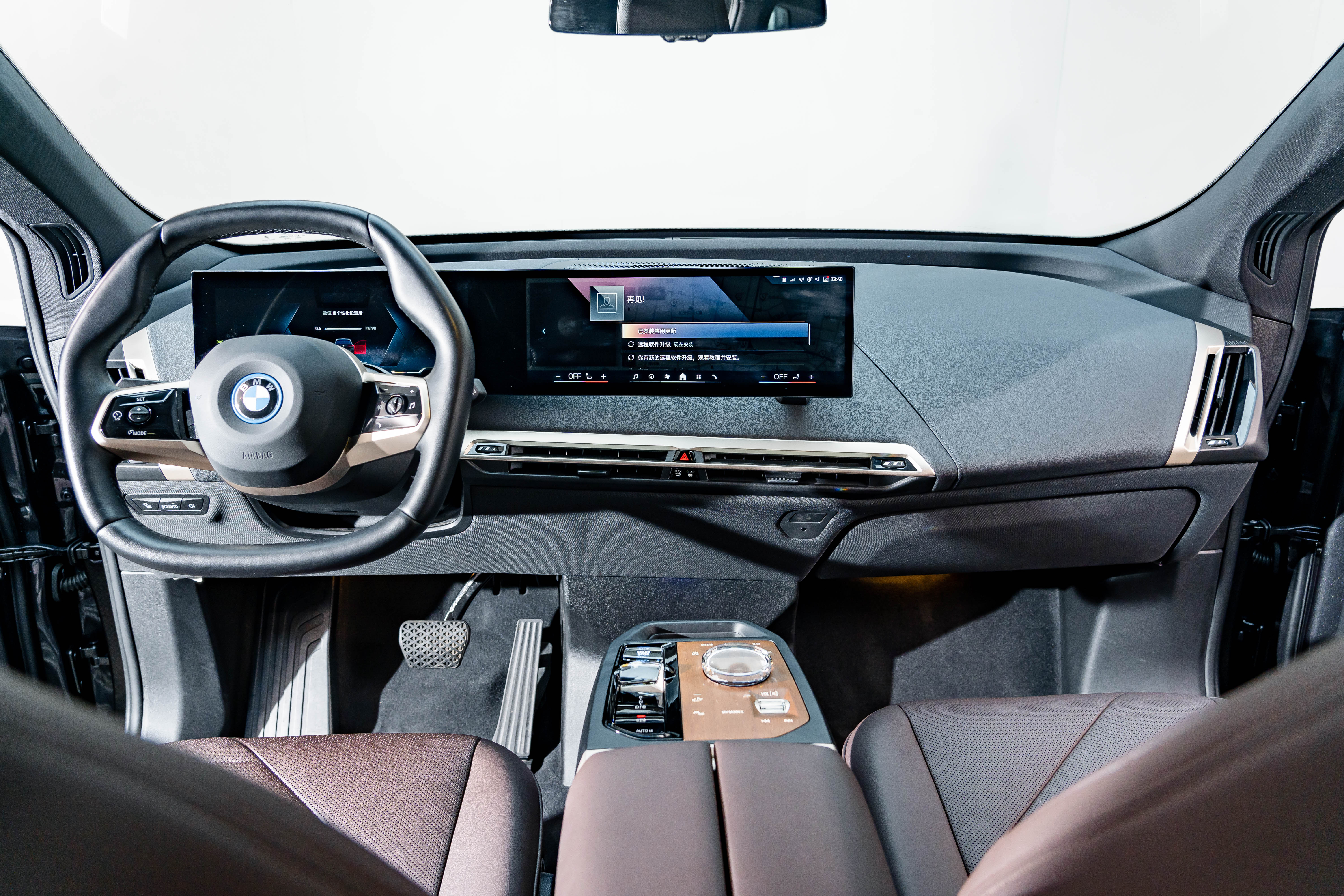 BMW iX 2024 car image #17