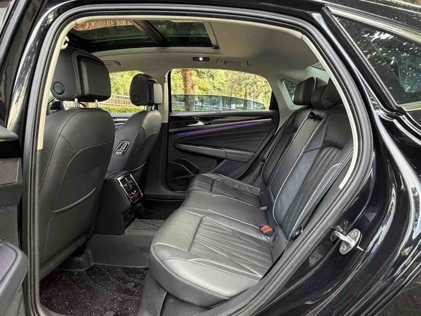 Volkswagen Passat 2023 car image #17