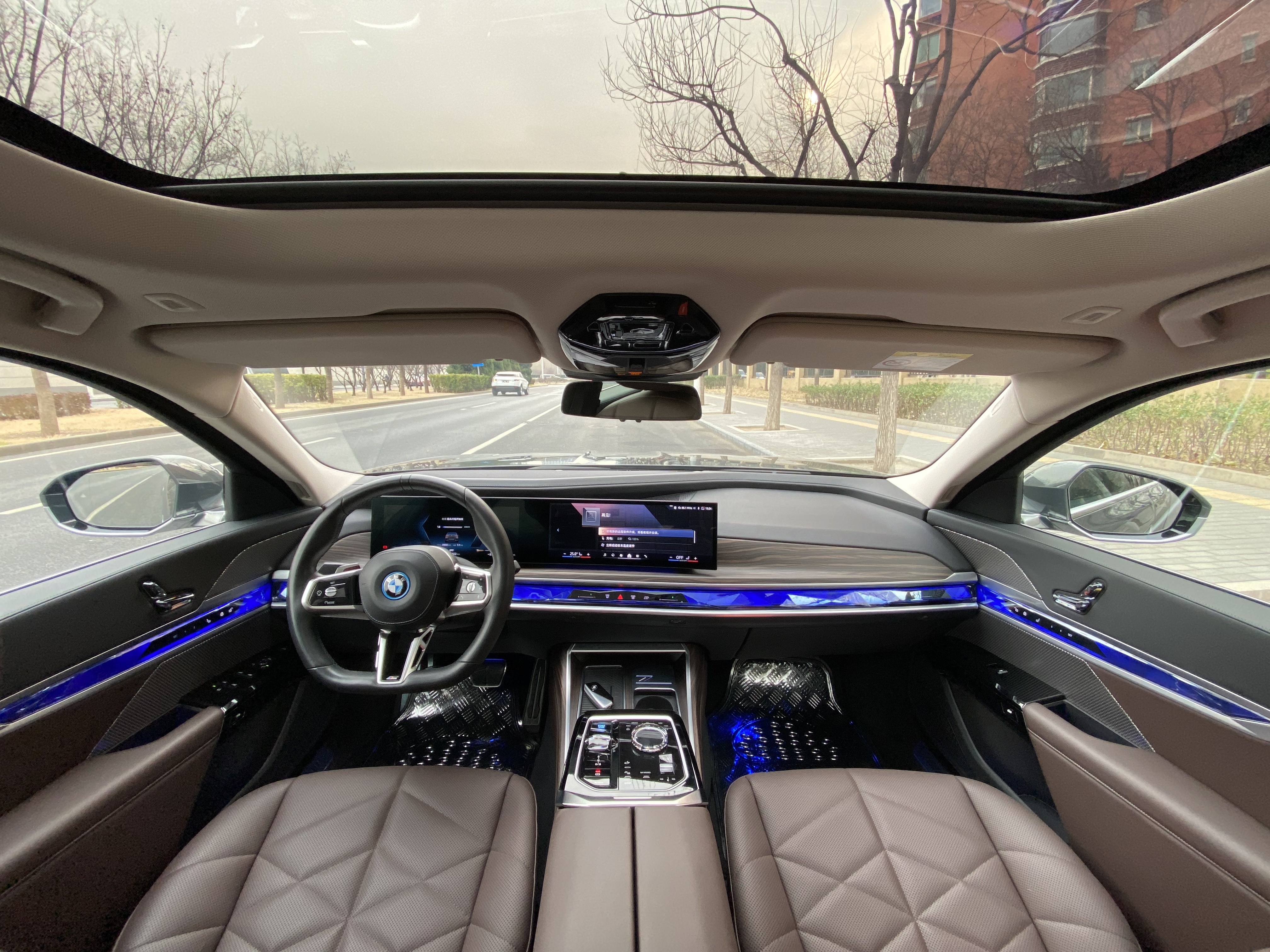 BMW i7 2023 car image #17