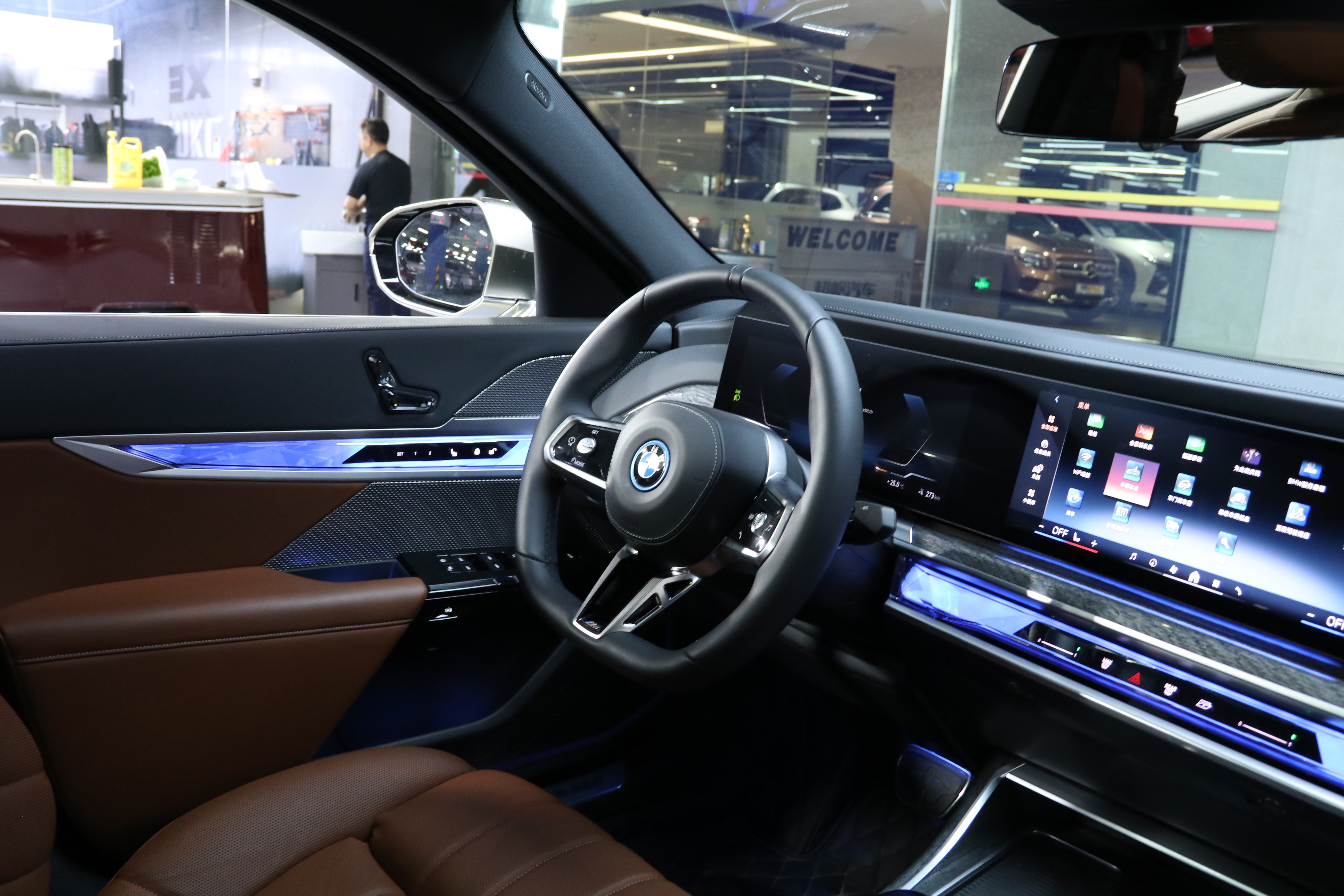 BMW i7 M70L 2025 #17 BMW i7 M70L 2025 car image #17