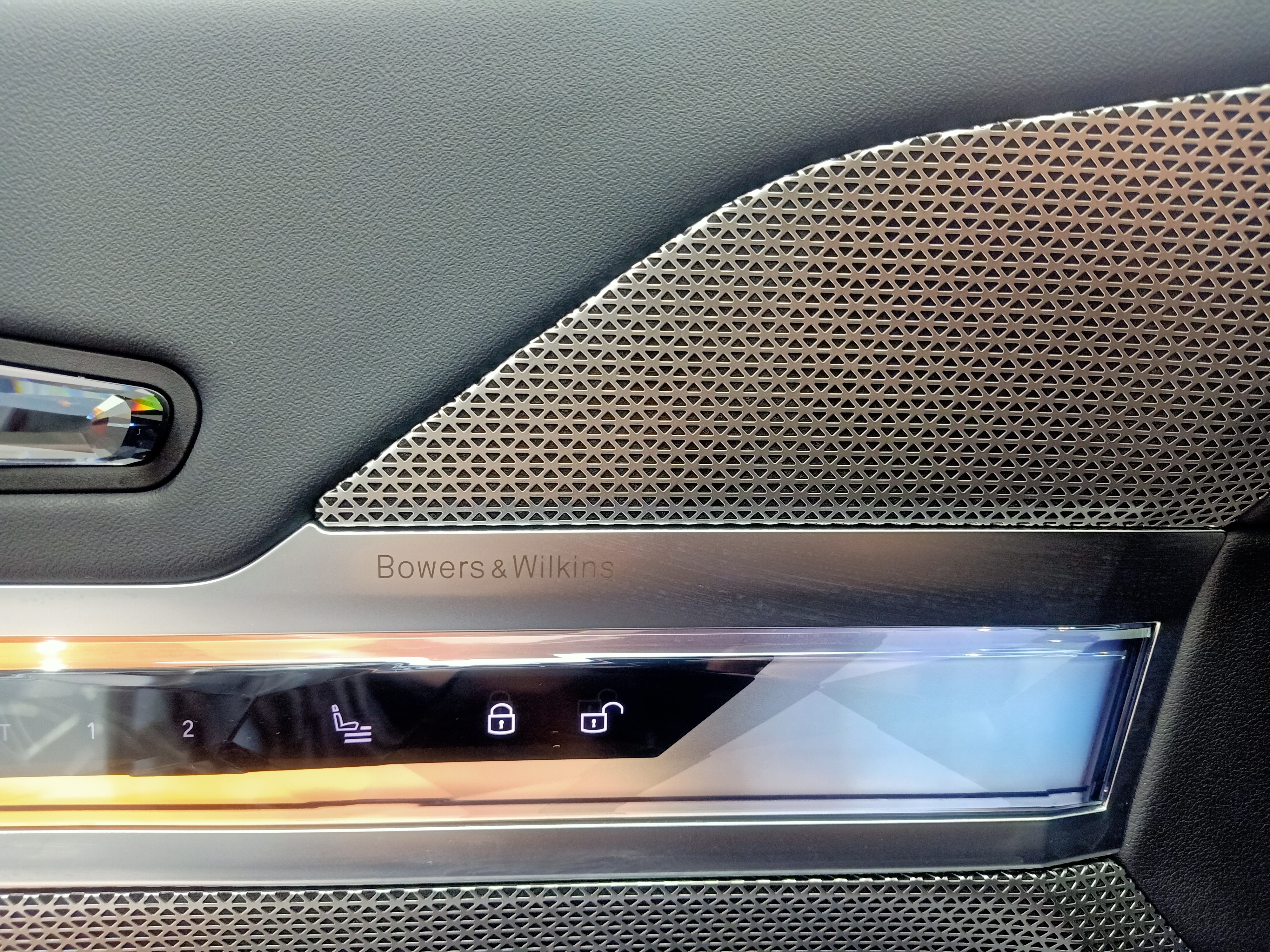 BMW i7 2023 car image #17