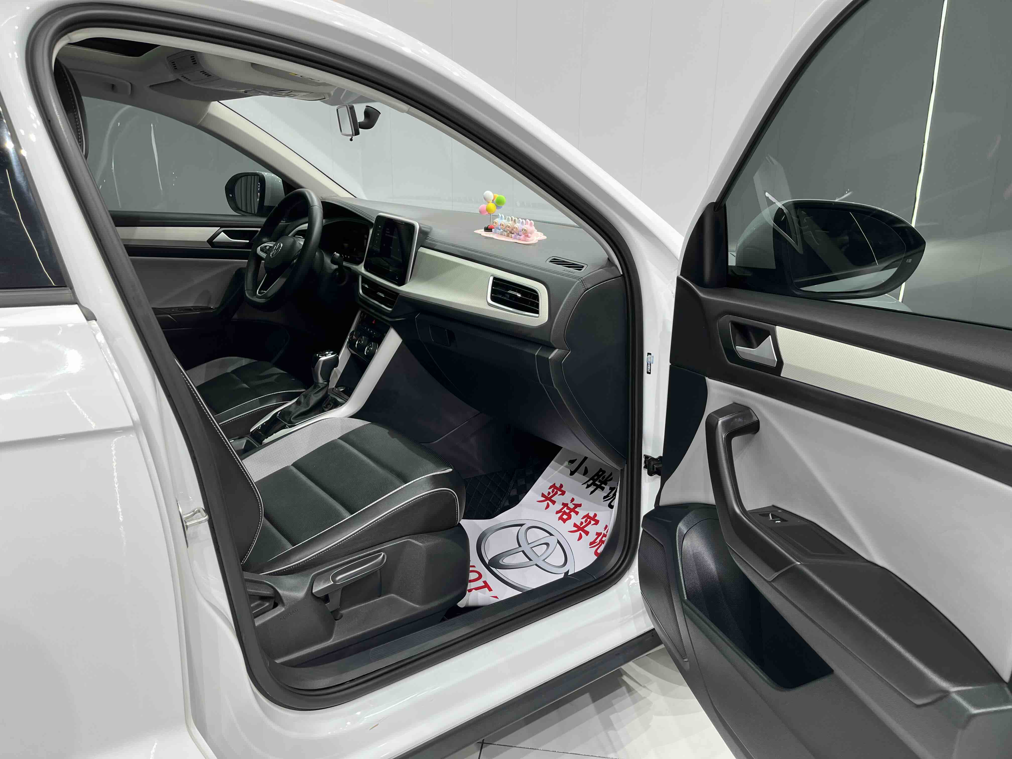 Volkswagen T-Roc 2024 car image #17