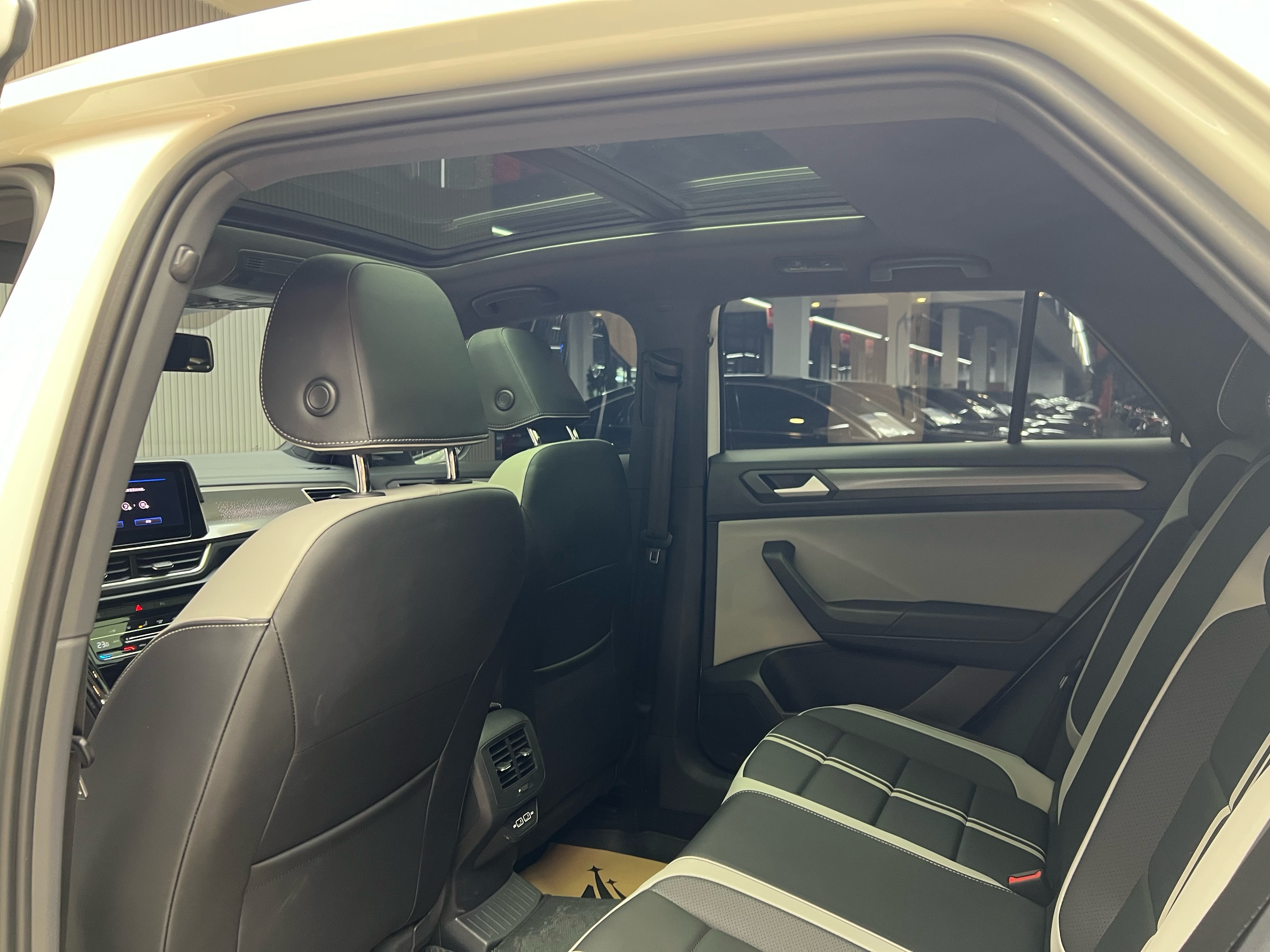 Volkswagen T-Roc 2023 car image #17