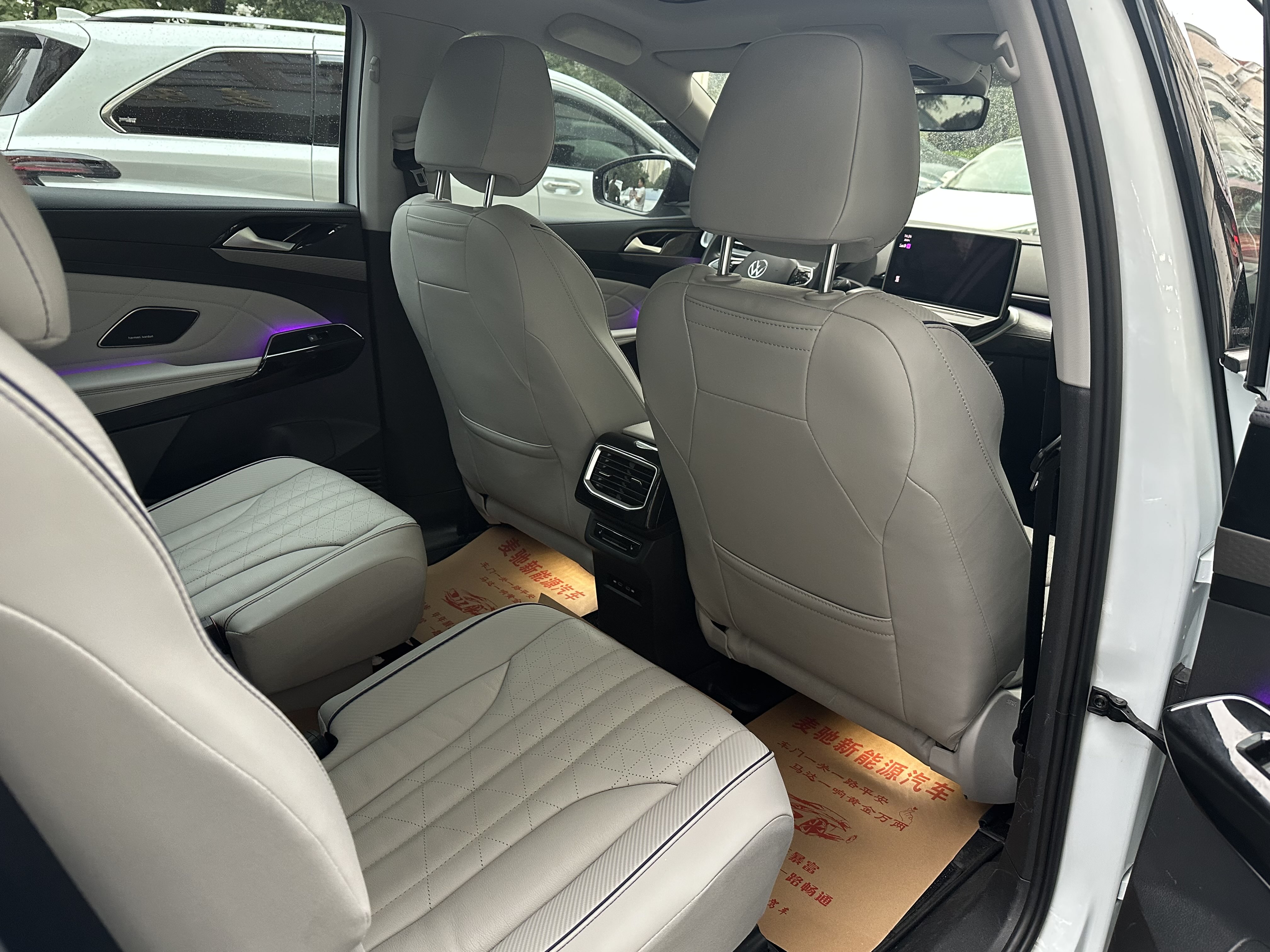 Volkswagen ID.6 X 2024 immagine di auto #17