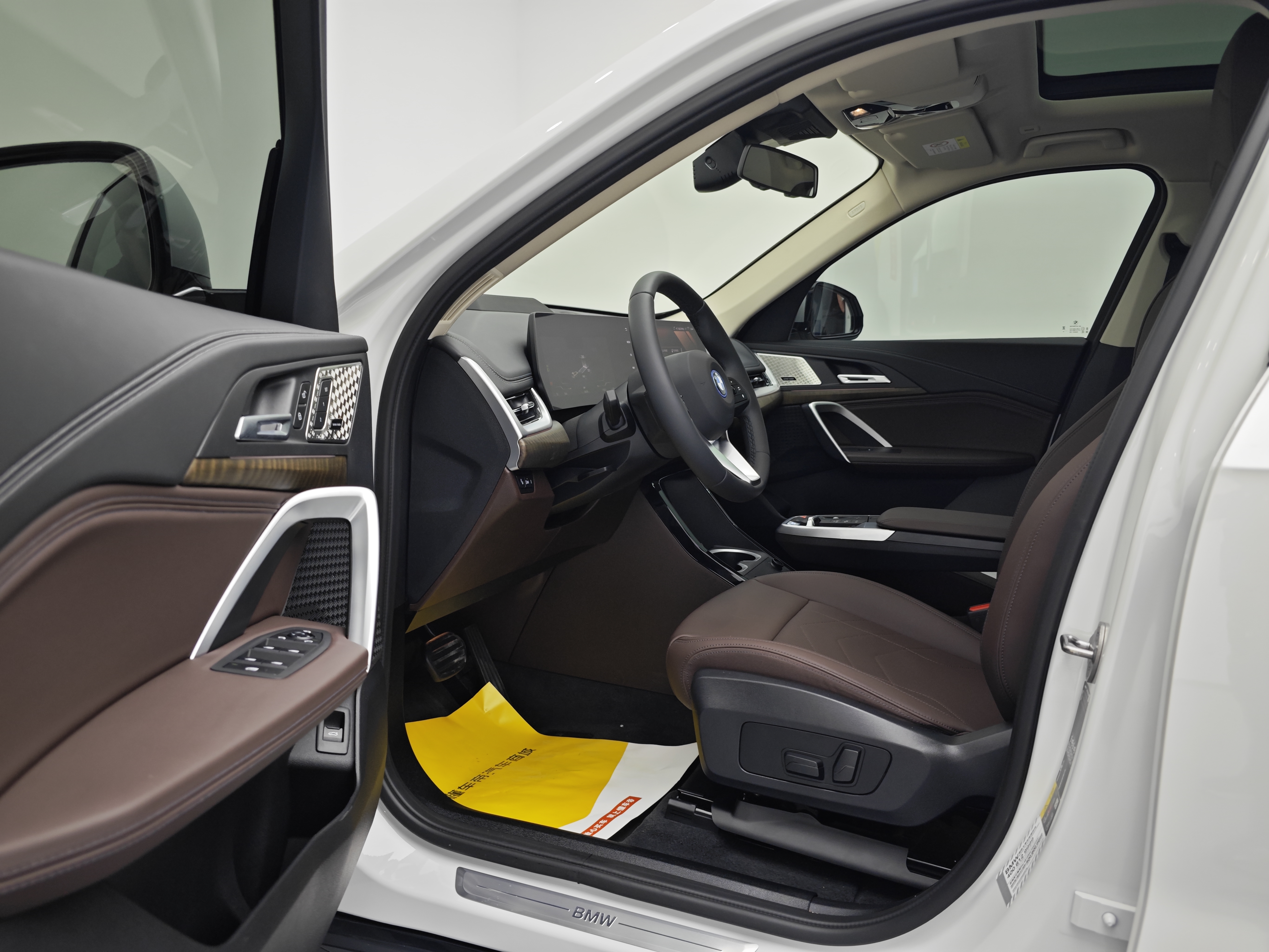 BMW iX1 2025 #17 BMW iX1 2025 صورة سيارة #17