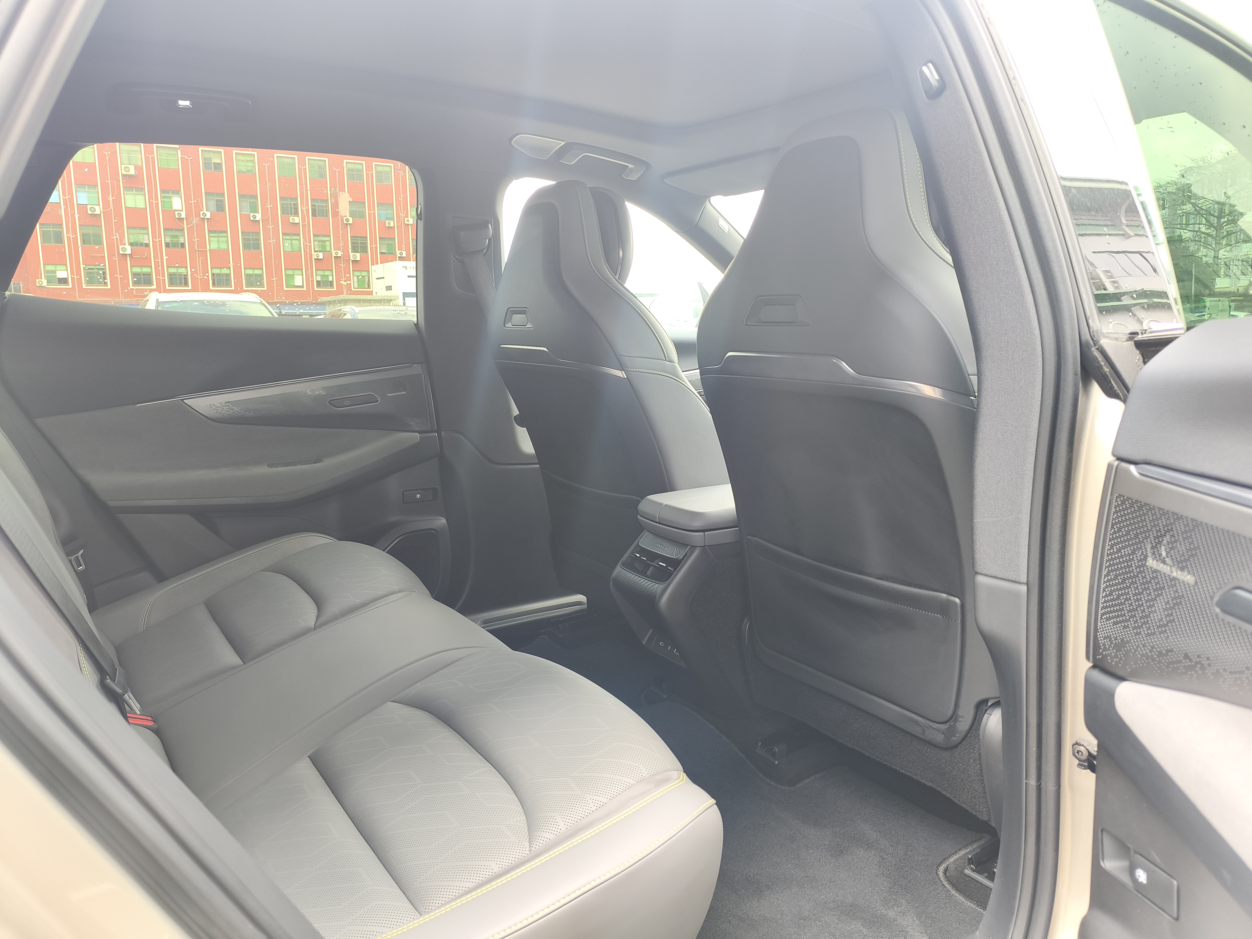Lynk & Co 08 EM-P 2024 car image #17