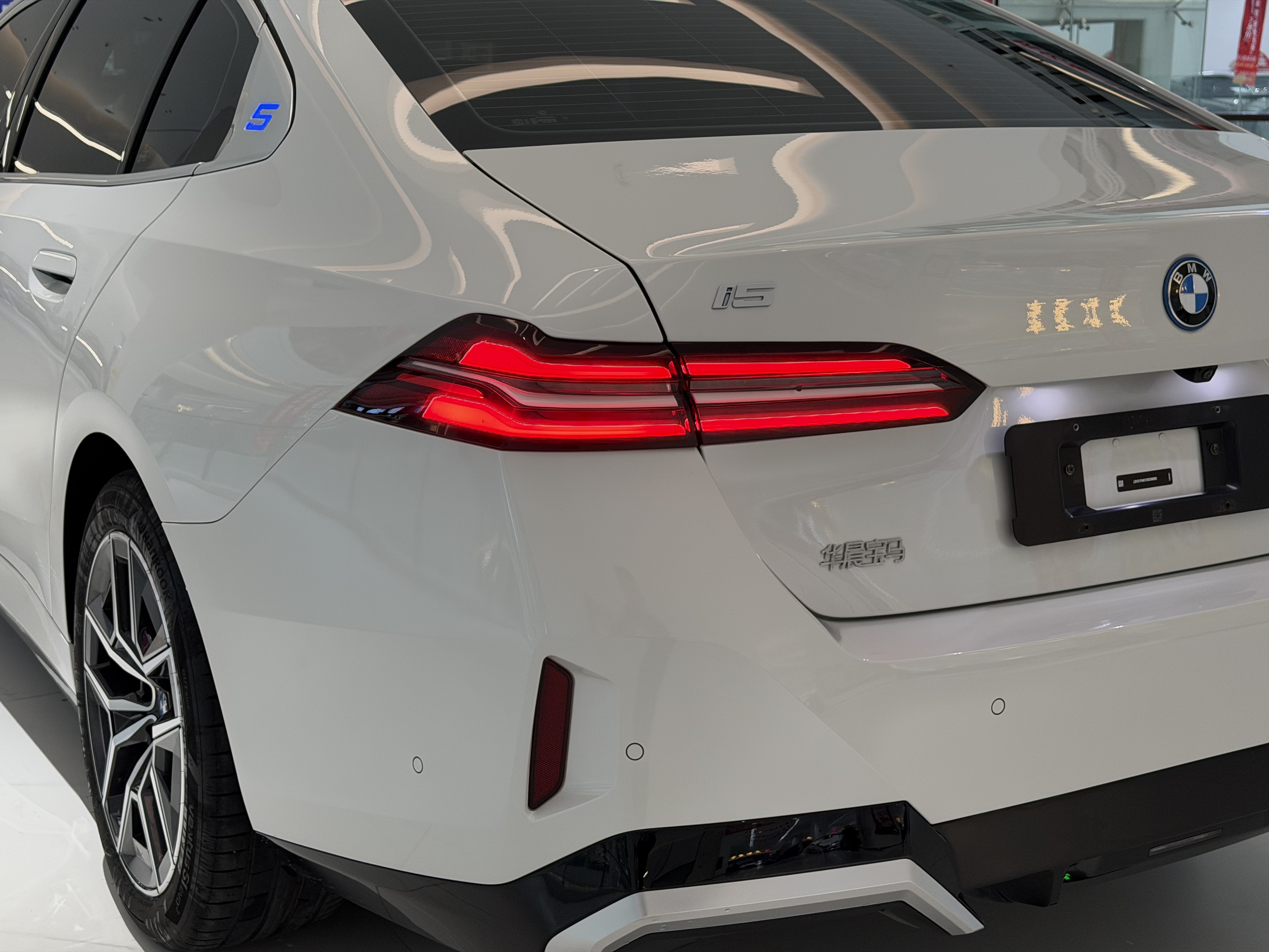 BMW i5 2024 car image #17