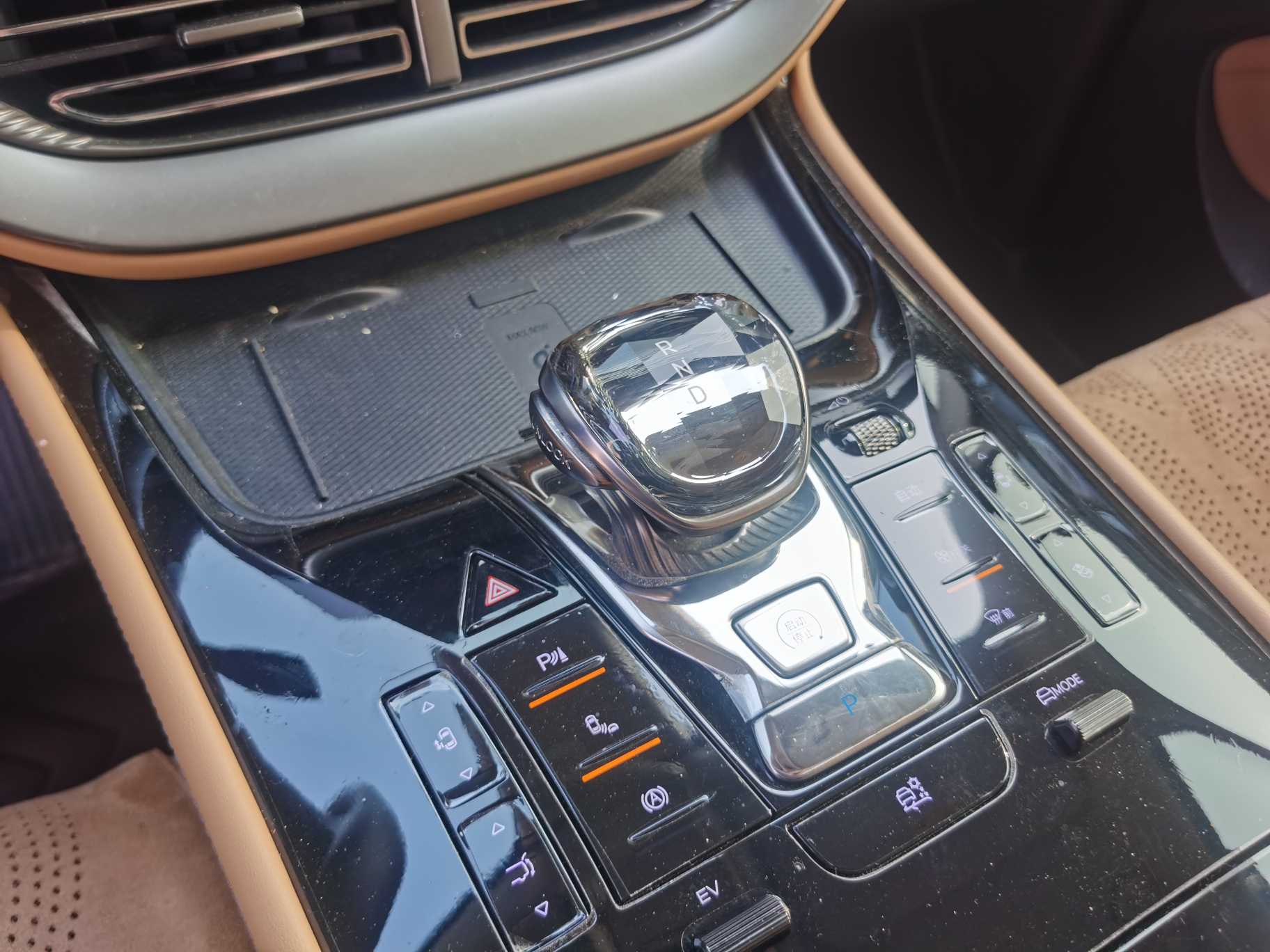 Denza D9 2024 car image #17