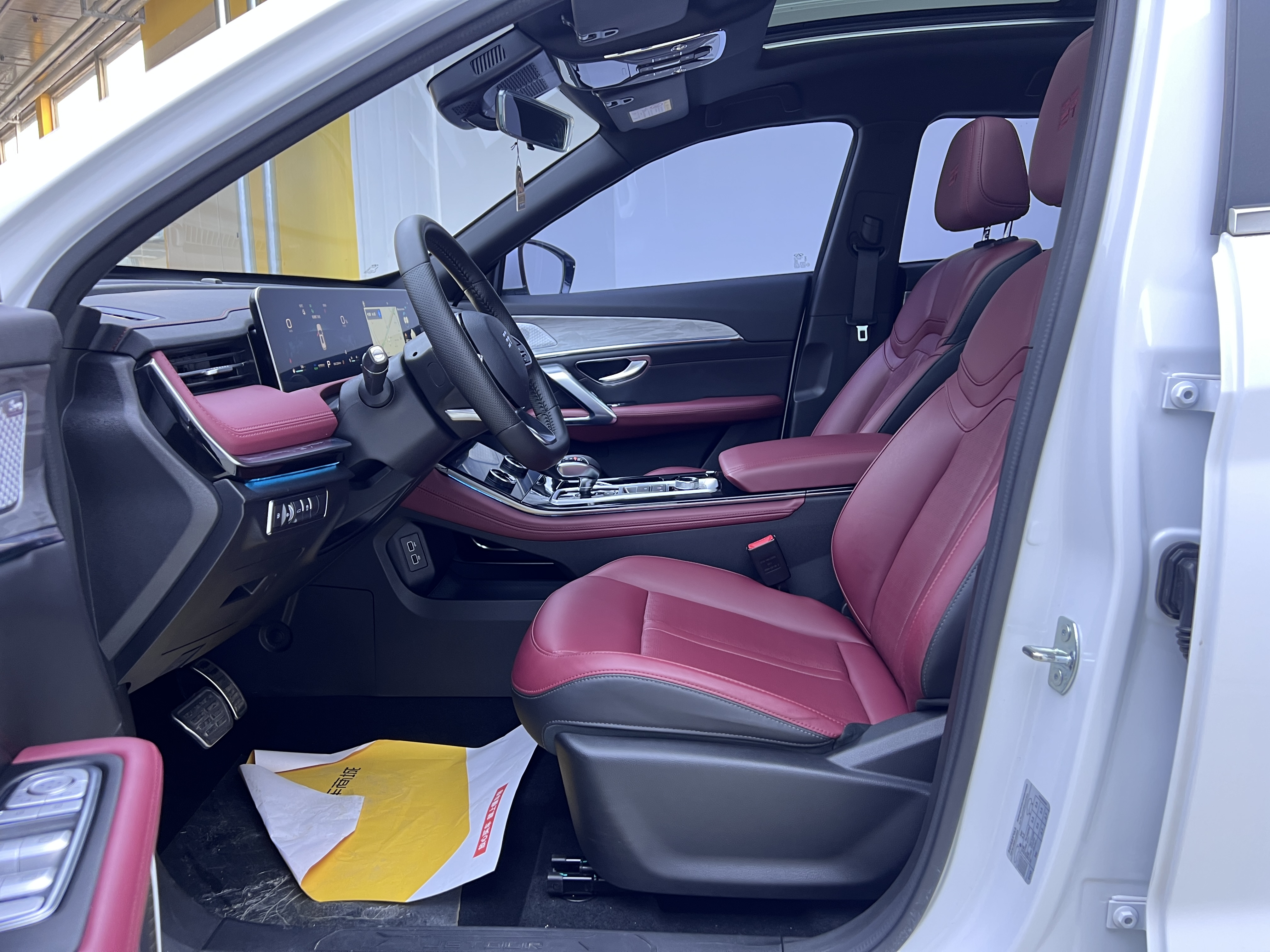 X70 C-DM 2024 car image #17