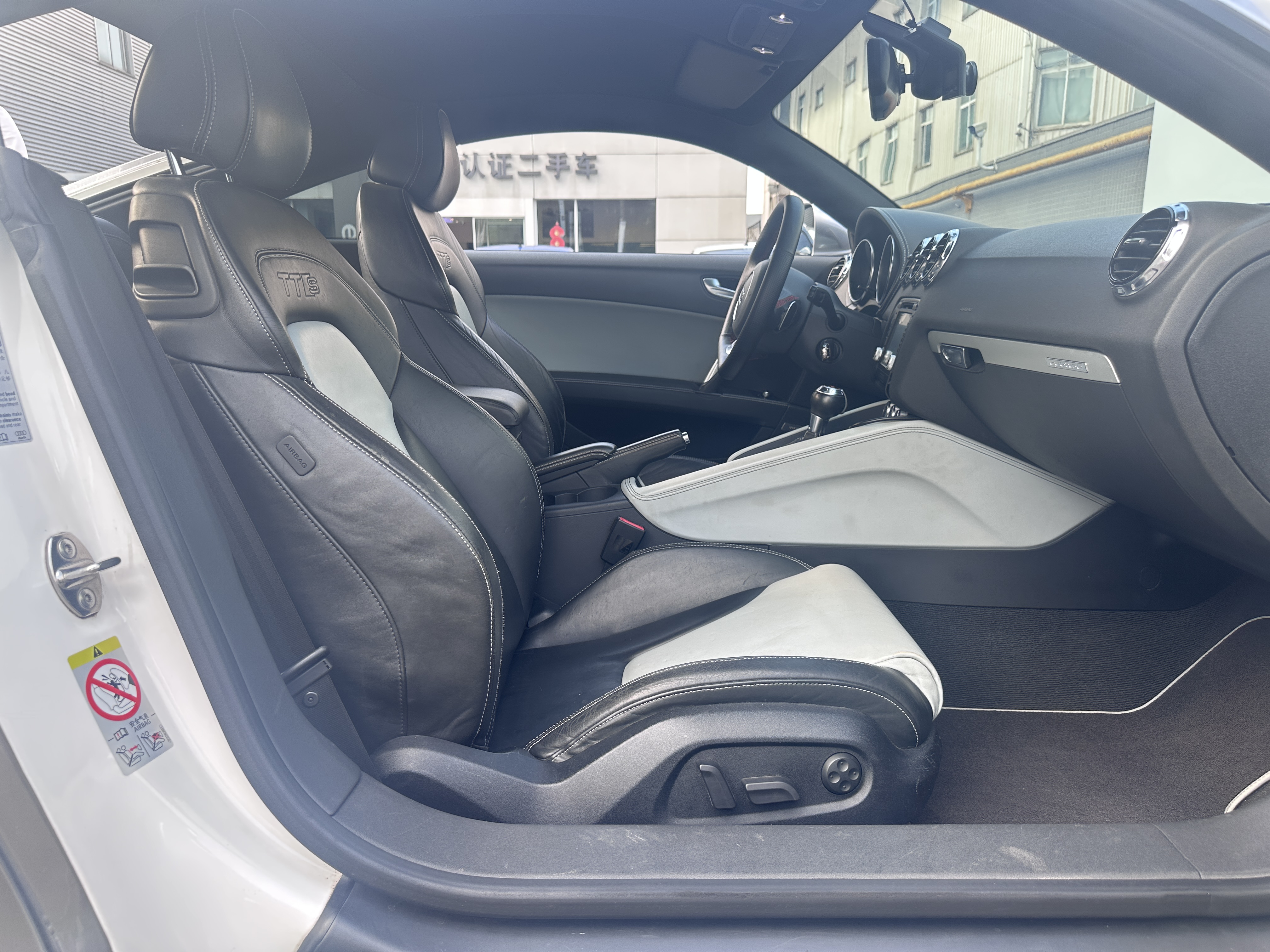 Audi TTS 2011 car image #17