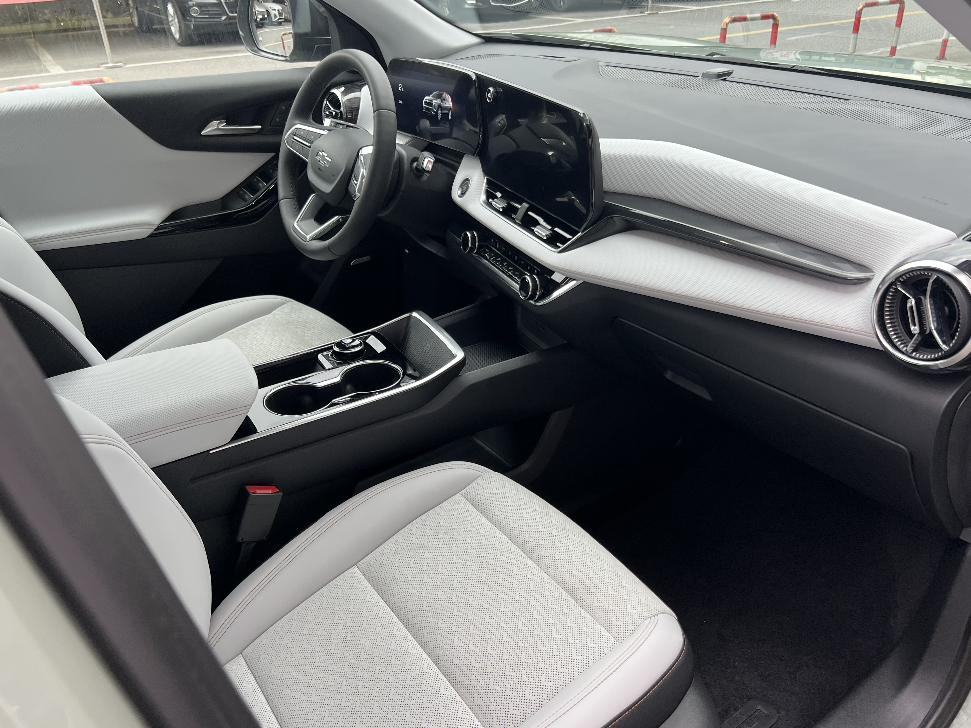 Chevrolet Equinox Plus 2025 car image #17