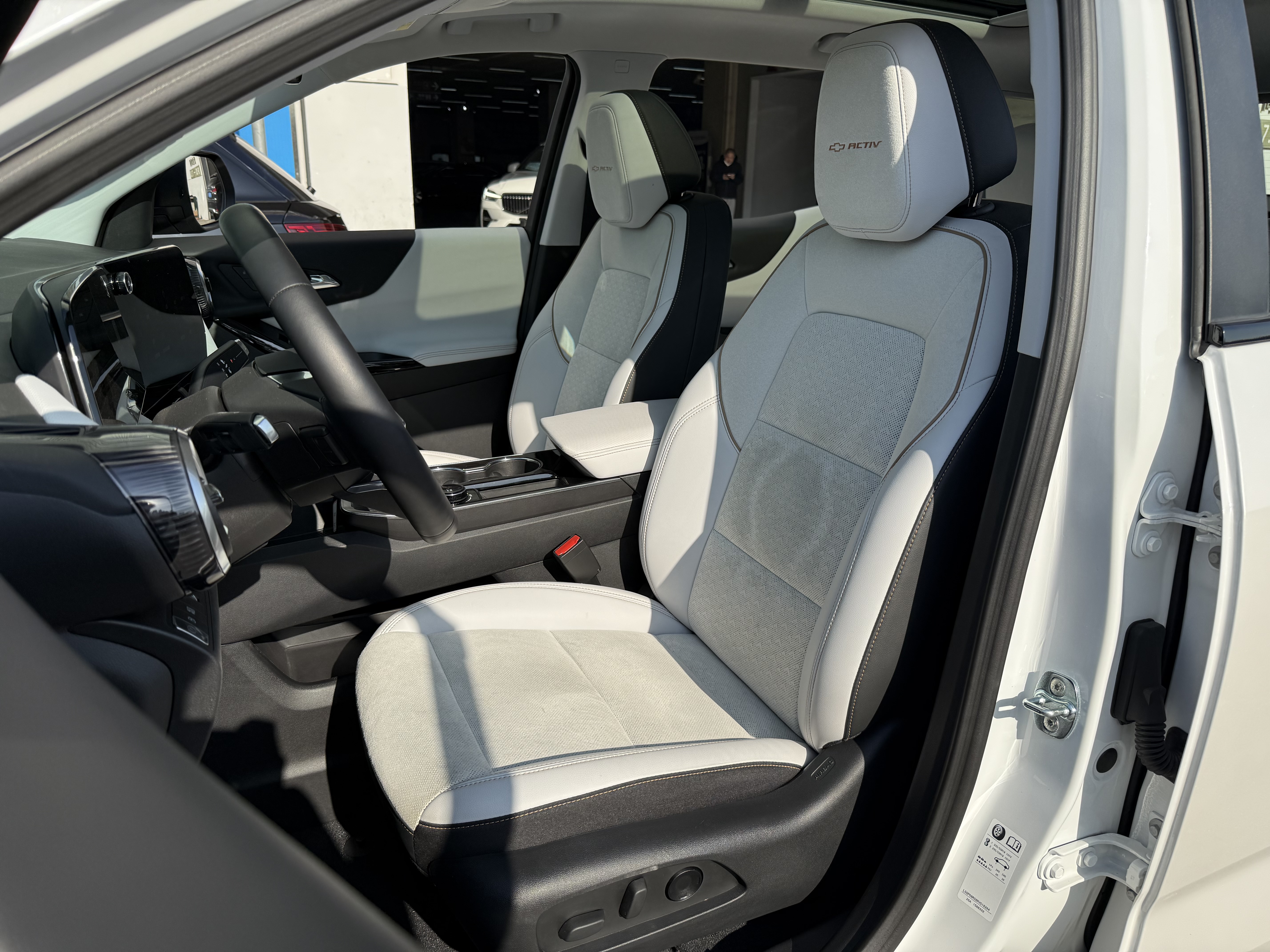 Chevrolet Equinox Plus 2025 car image #17