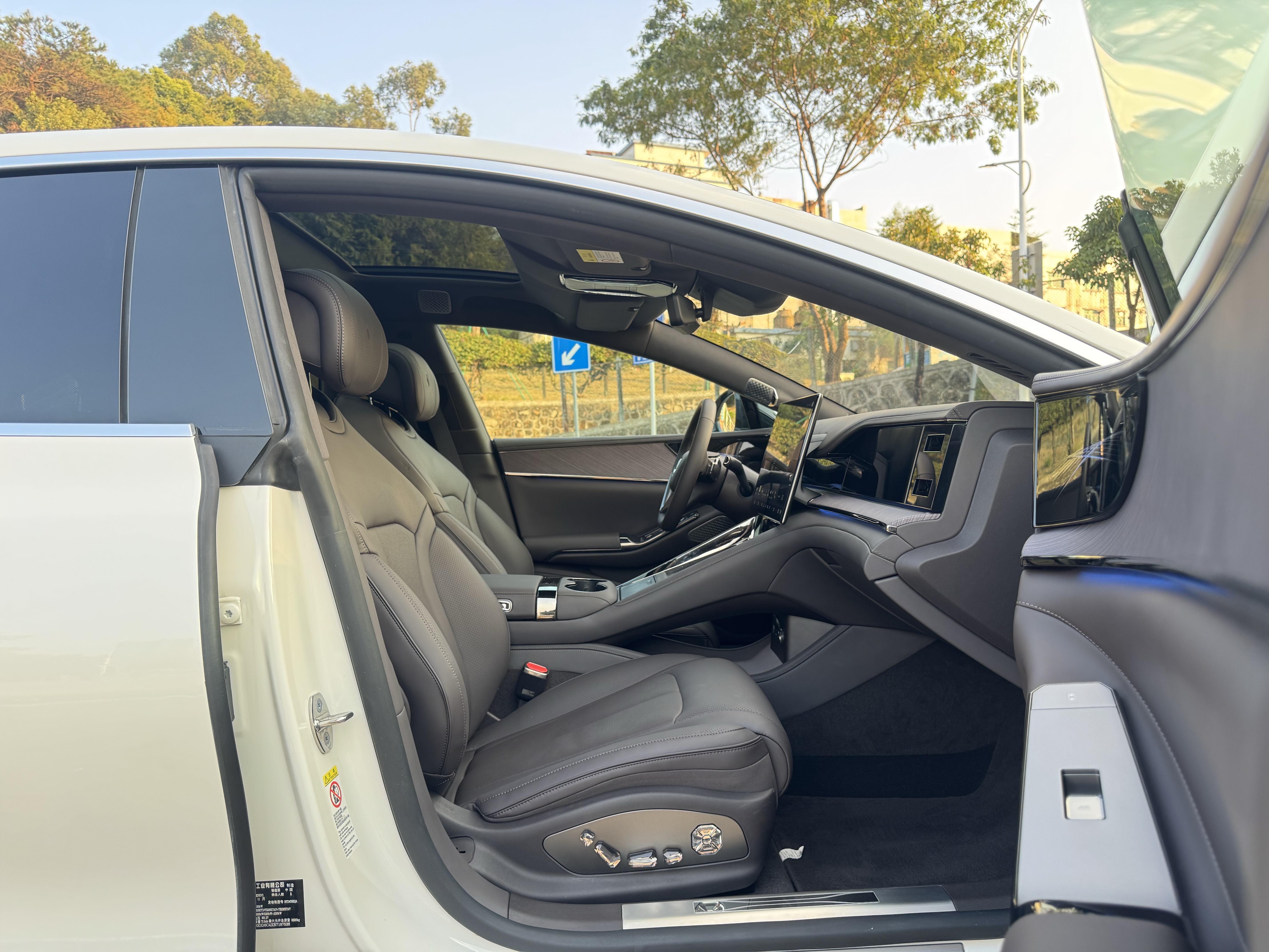 Denza Z9 2025 car image #17