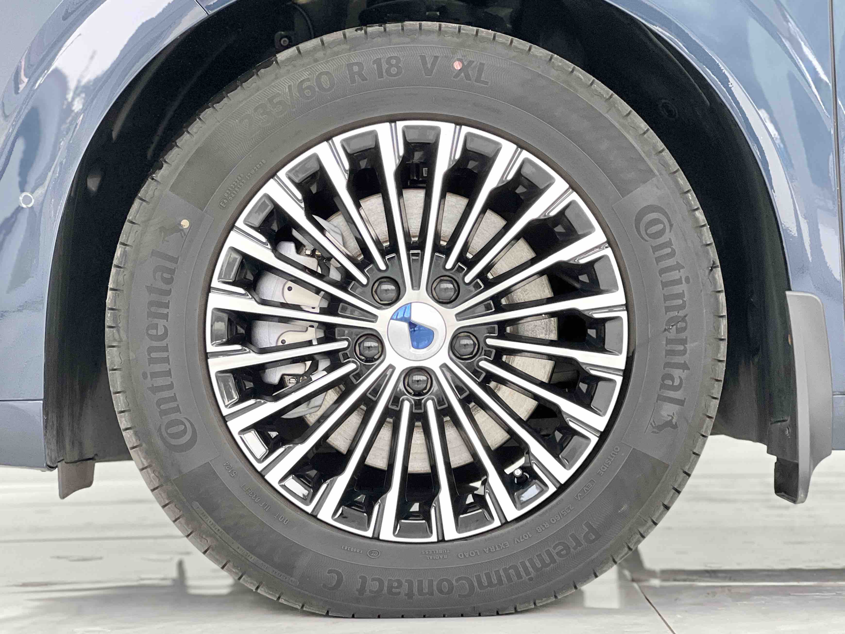 Denza D9 2025 car image #17