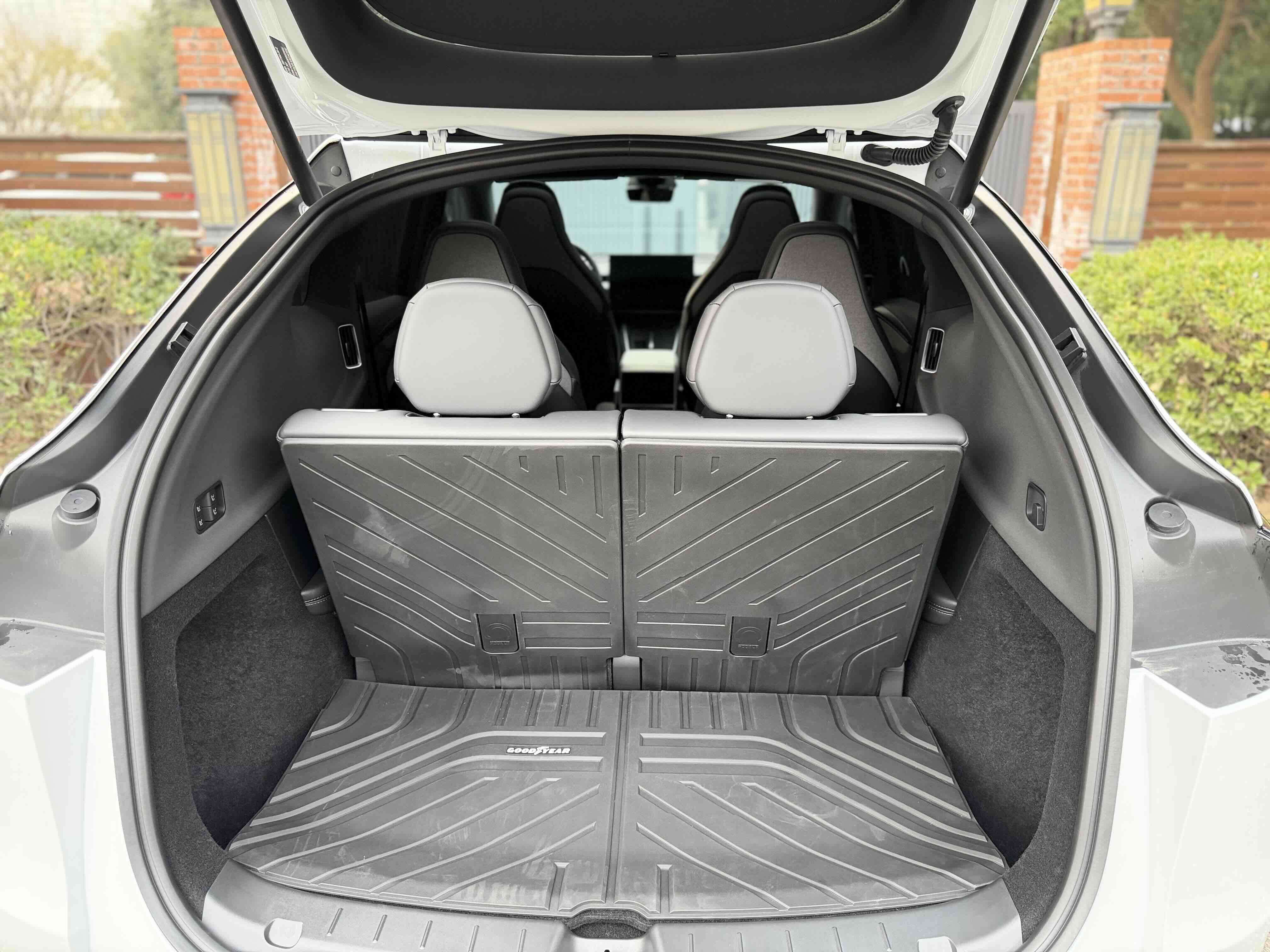 Tesla Model Y L 2025 image de voiture #17