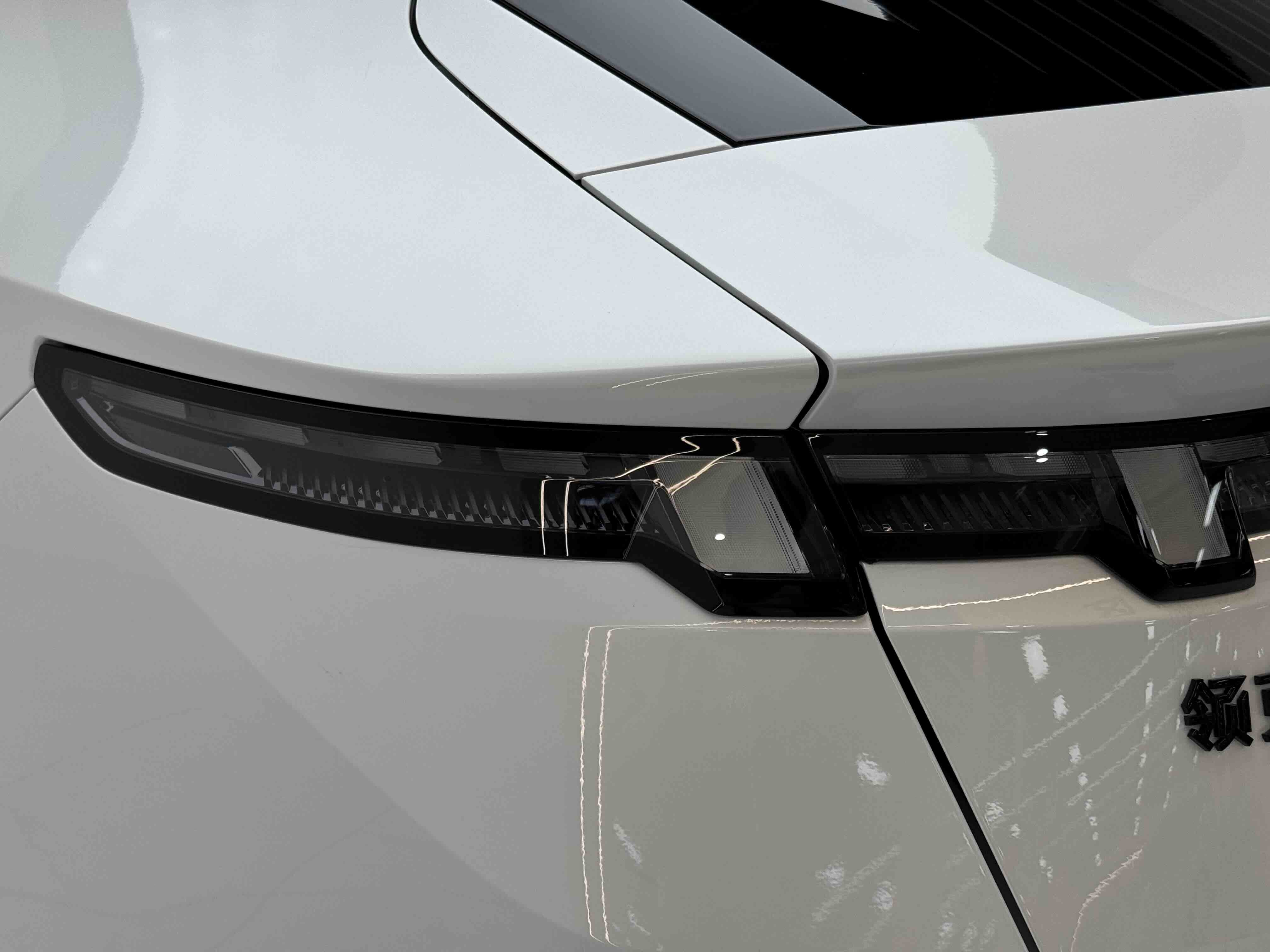 Lynk & Co 10 EM-P 2025 #17 Lynk & Co 10 EM-P 2025 car image #17