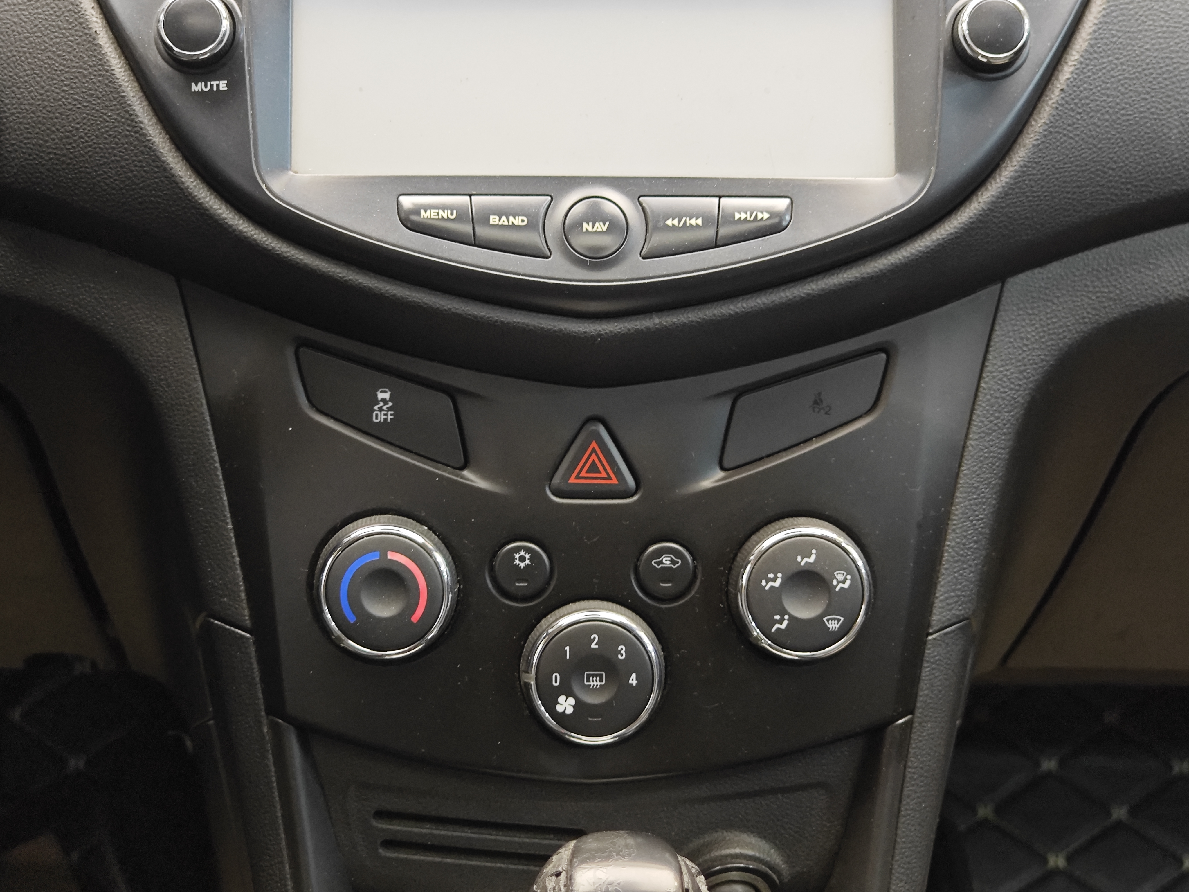 Chevrolet Tracker 2015 صورة سيارة #17