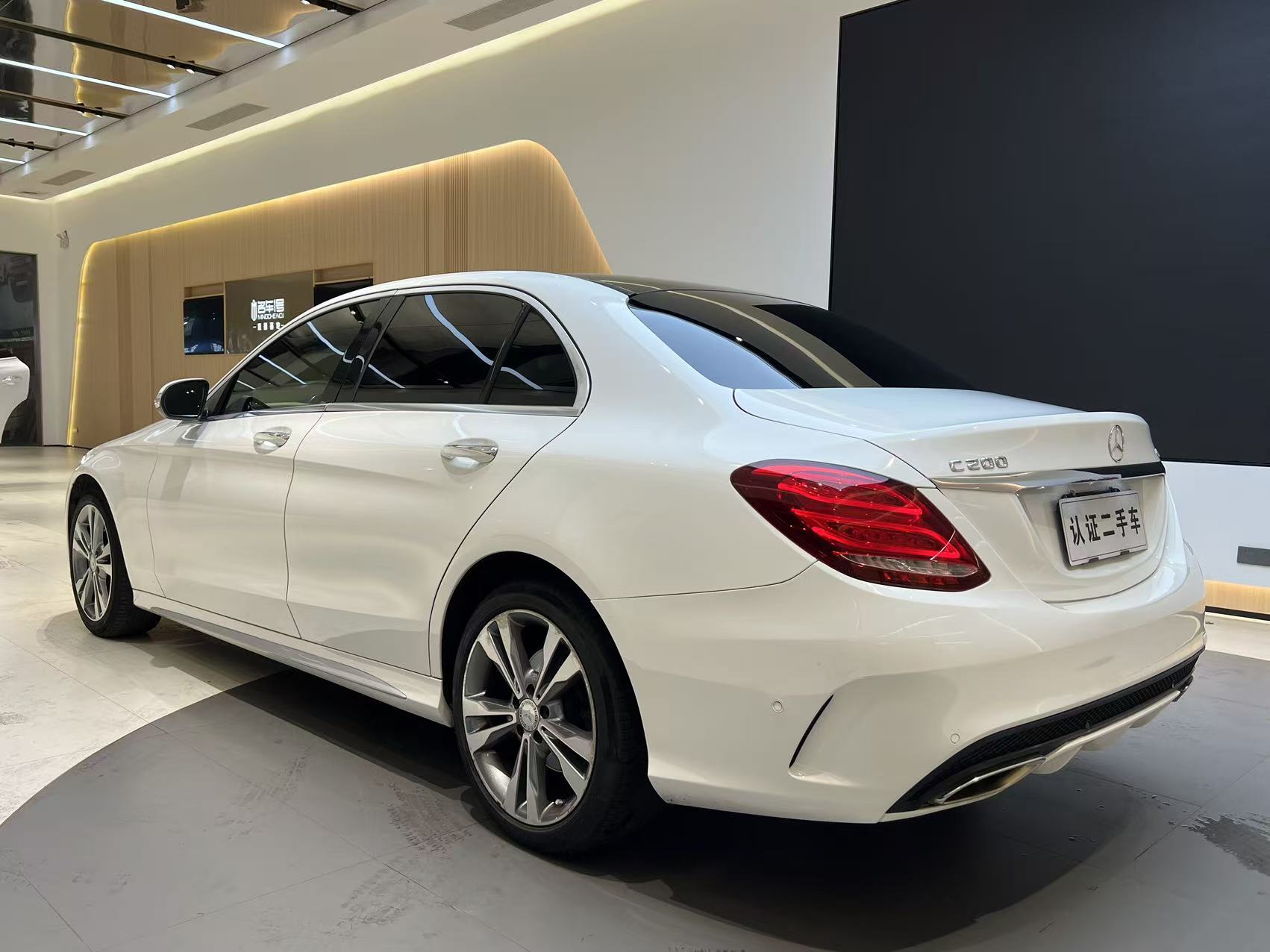 Mercedes-Benz C Class 2015 car image #17