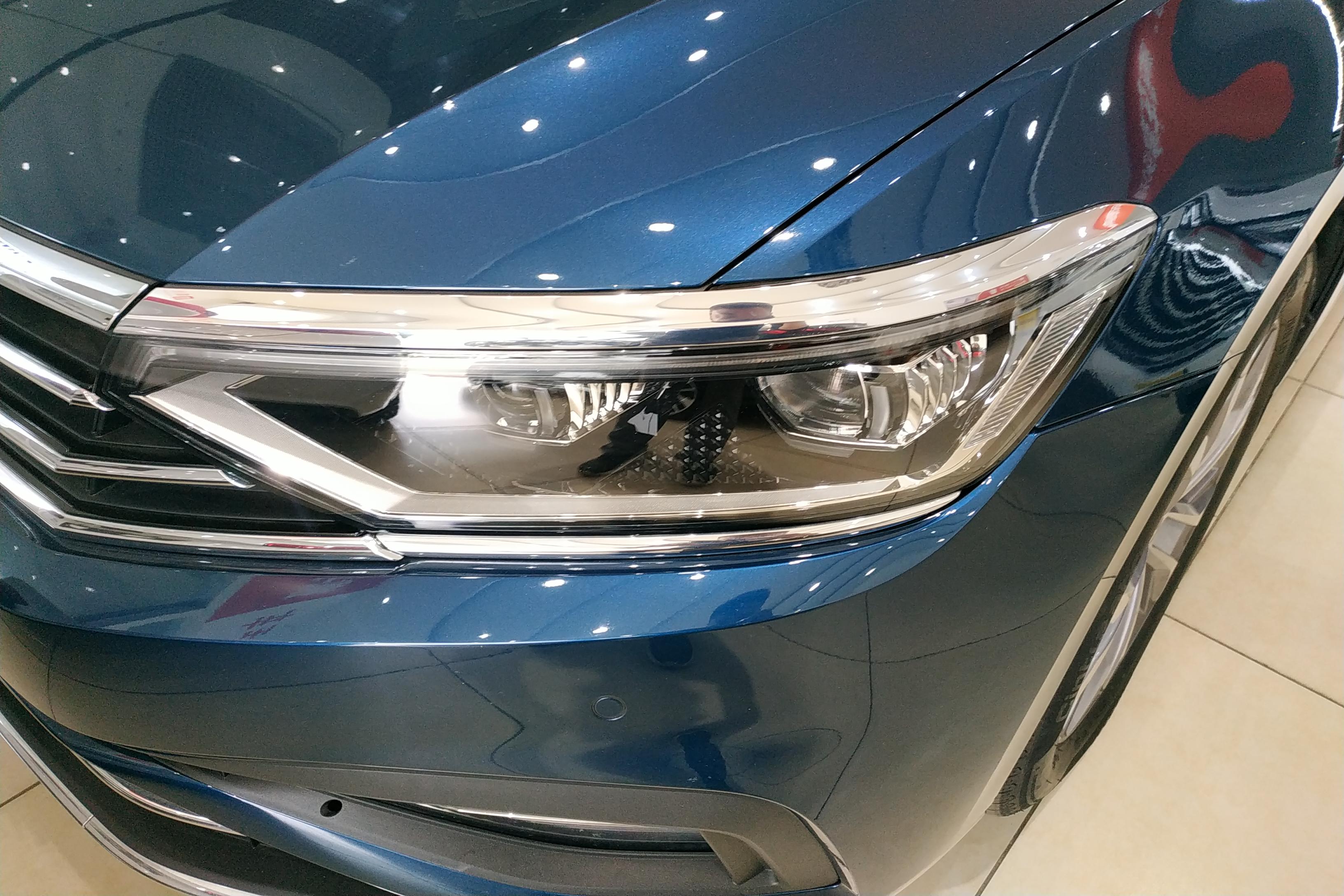 Volkswagen Passat Variant 2023 immagine di auto #17