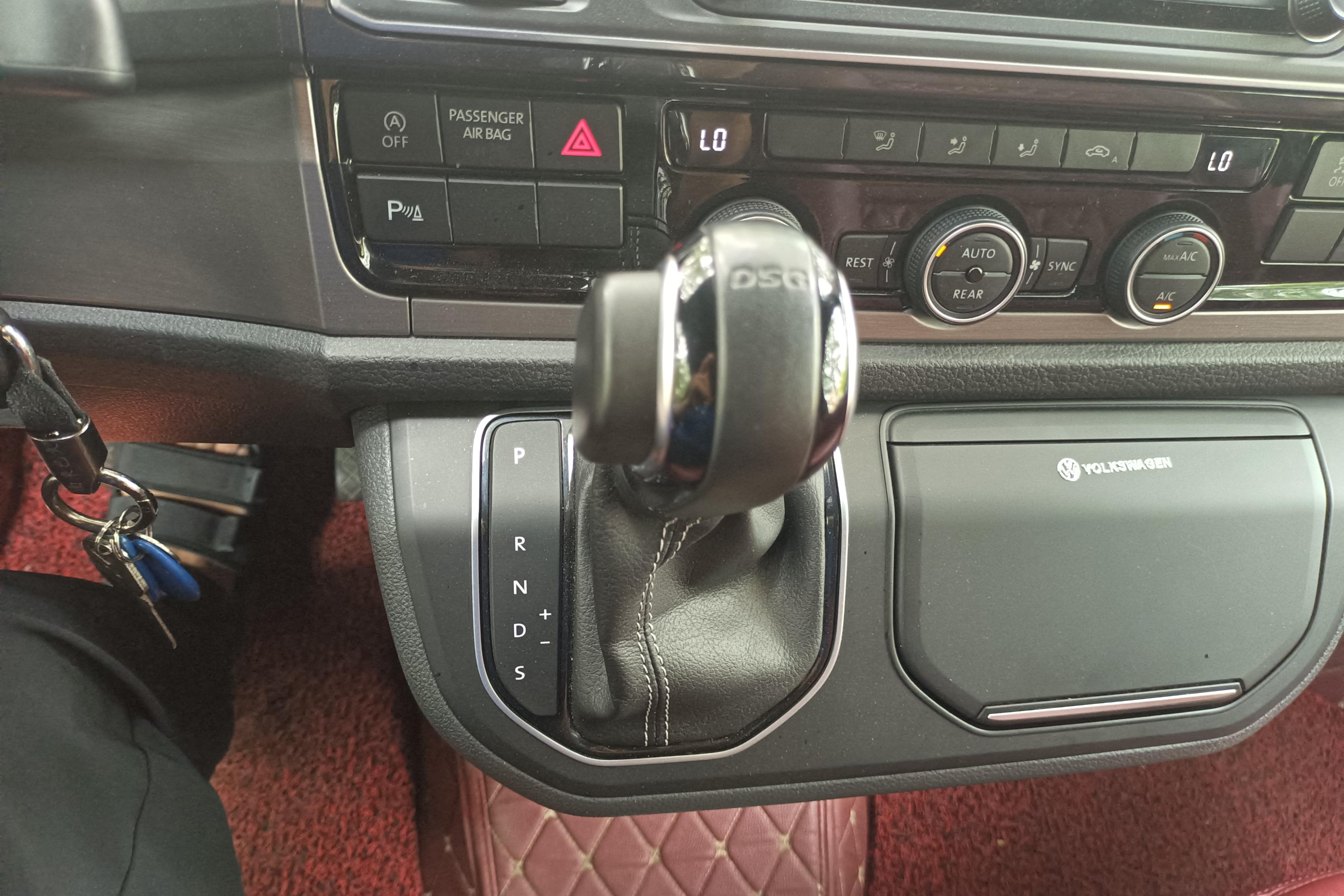 Volkswagen Caravelle 2017 car image #17