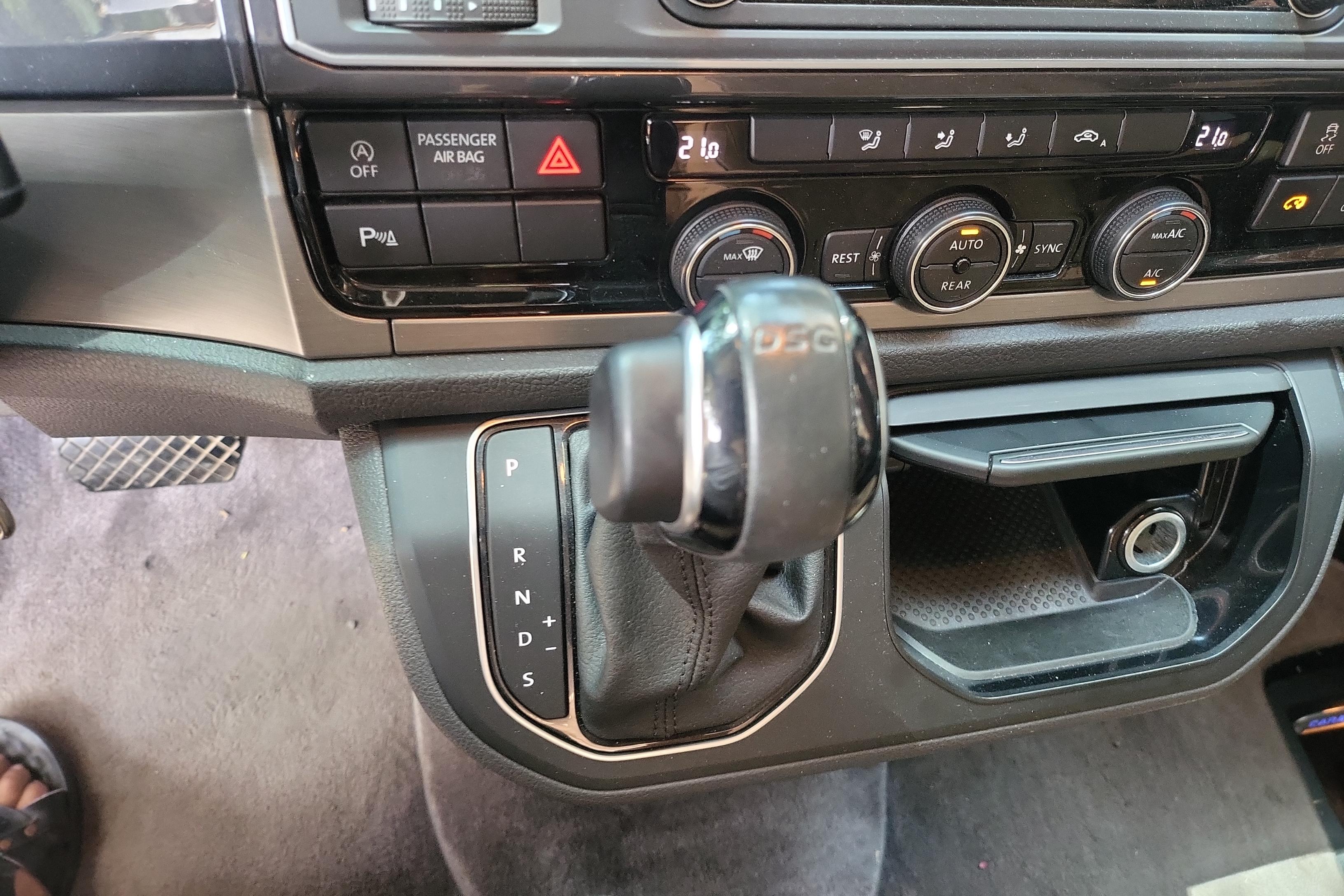 Volkswagen Caravelle 2020 car image #17