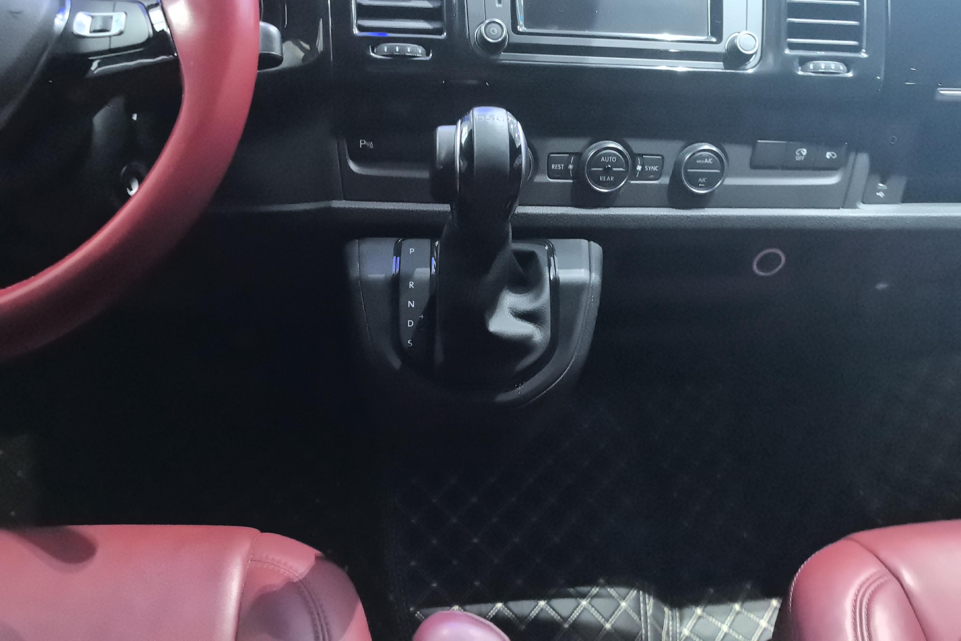 Volkswagen Caravelle 2018 immagine di auto #17