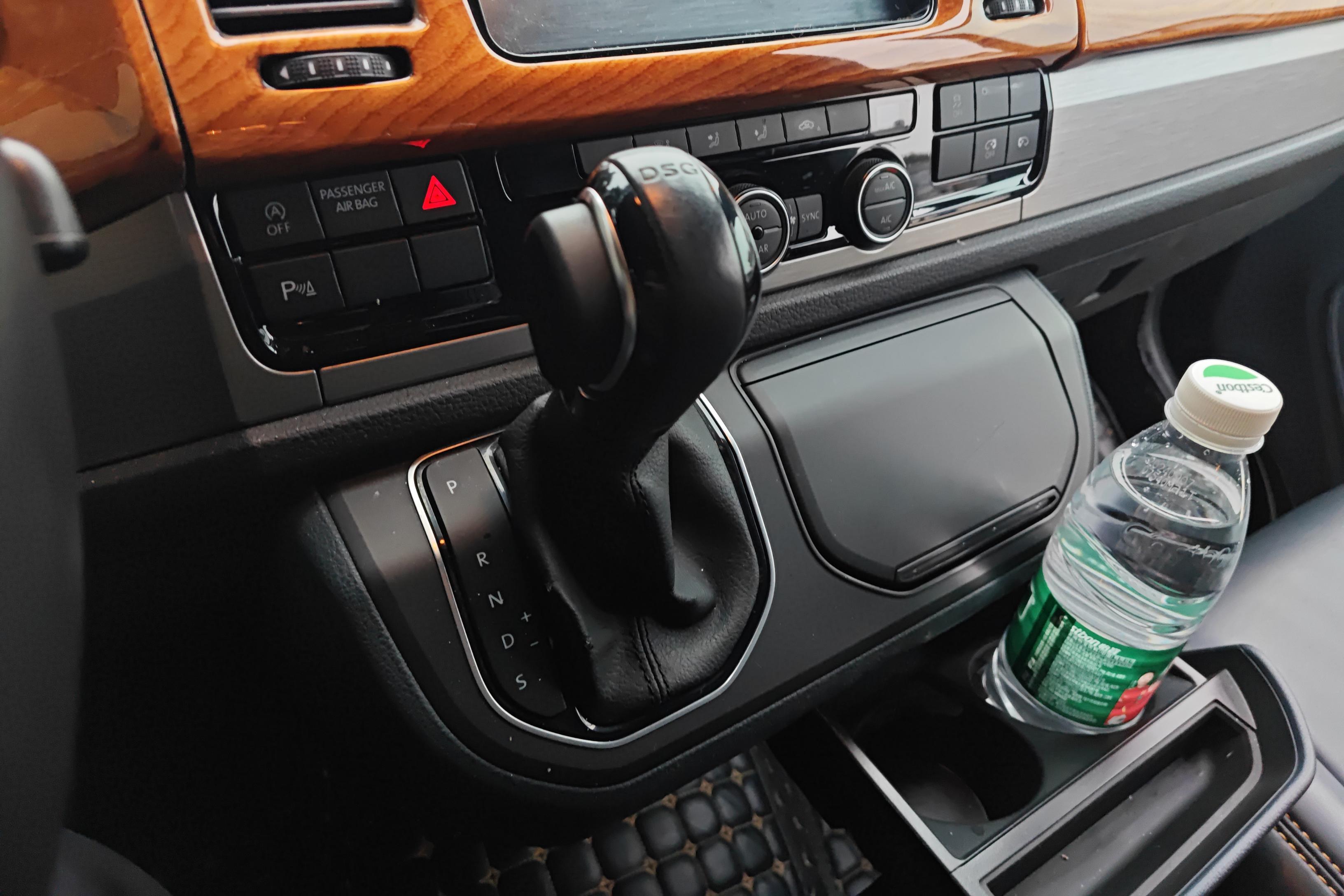 Volkswagen Caravelle 2019 car image #17