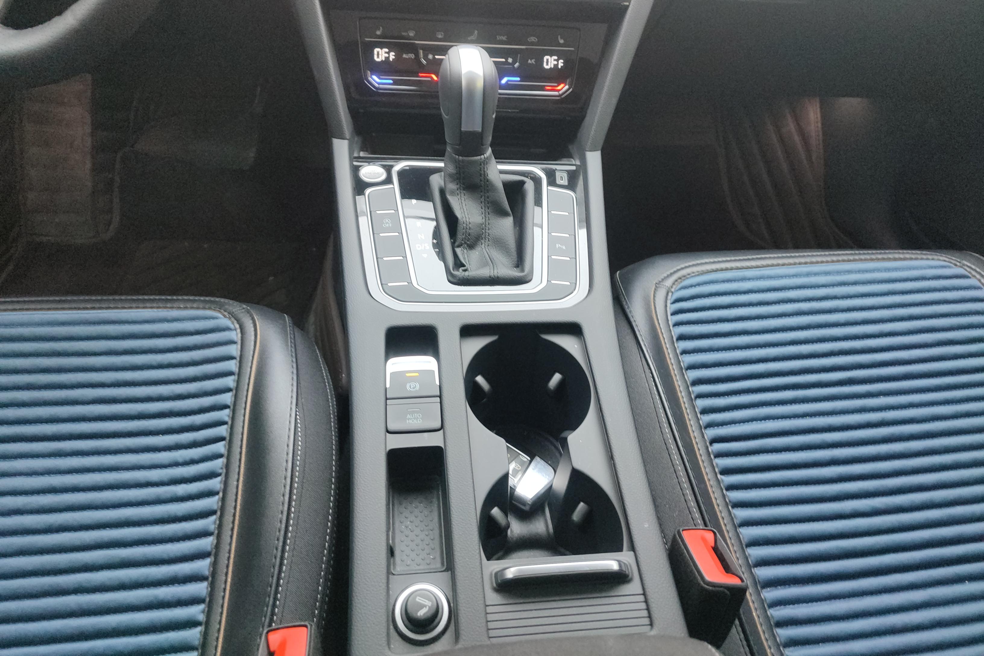 Volkswagen Passat Variant 2022 immagine di auto #17