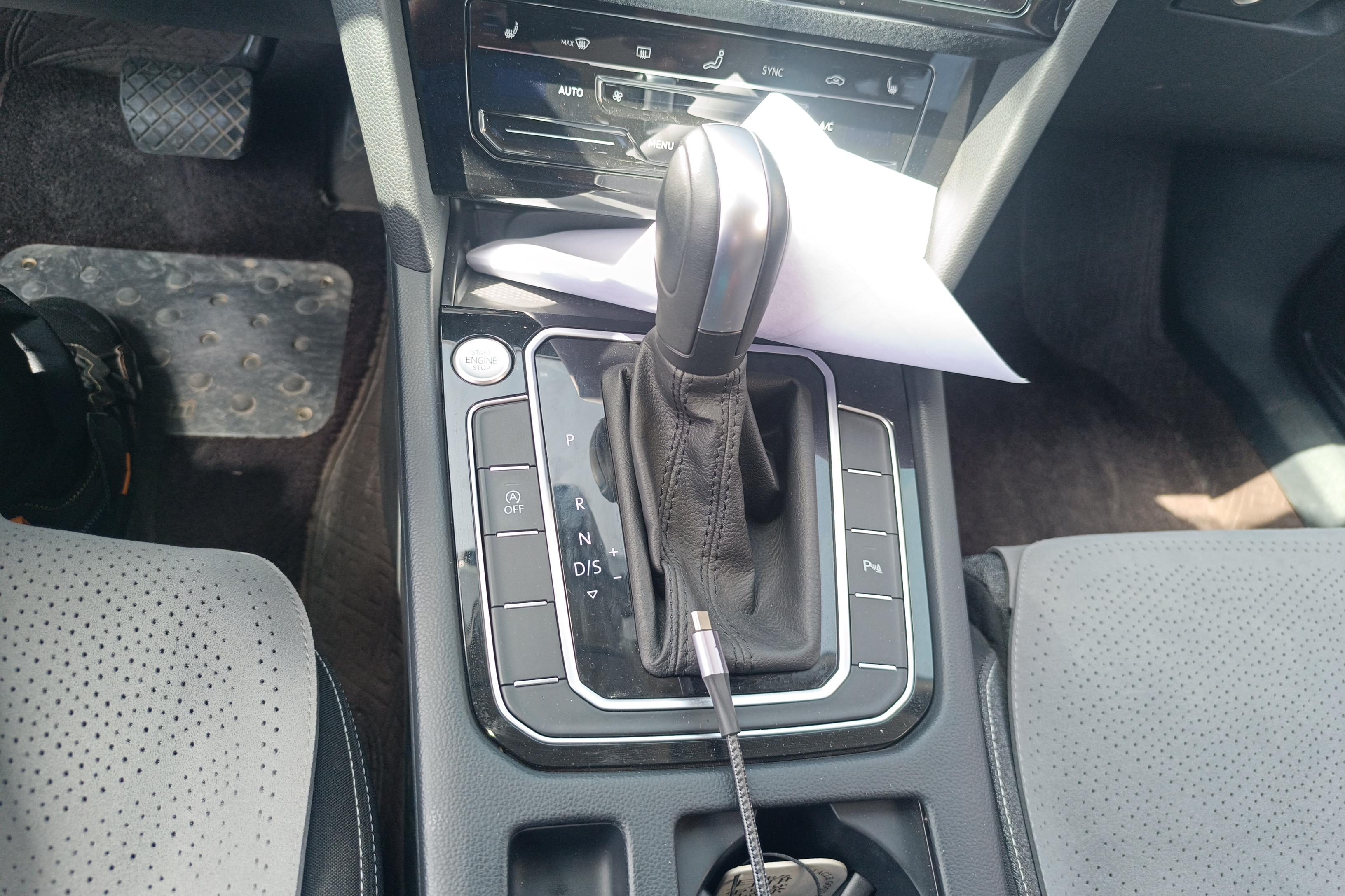 Volkswagen Passat Variant 2023 immagine di auto #17