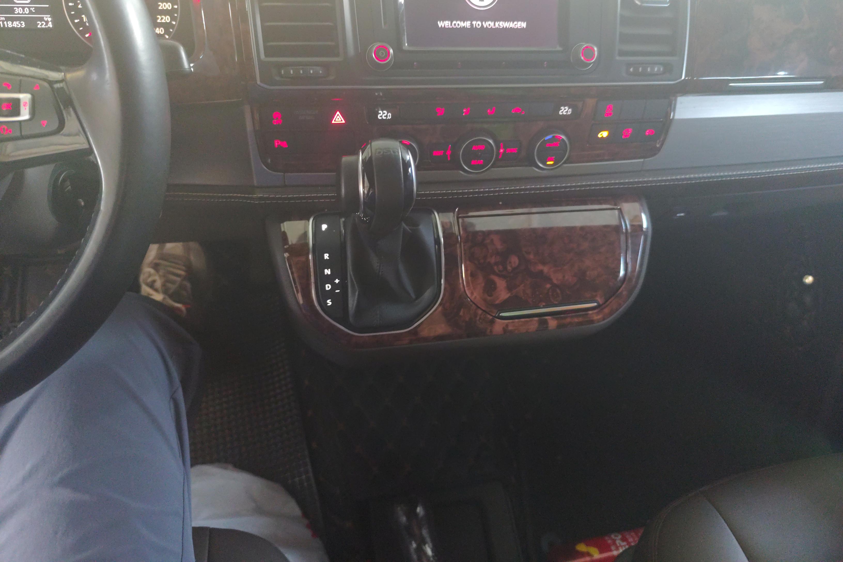 Volkswagen Caravelle 2018 car image #17