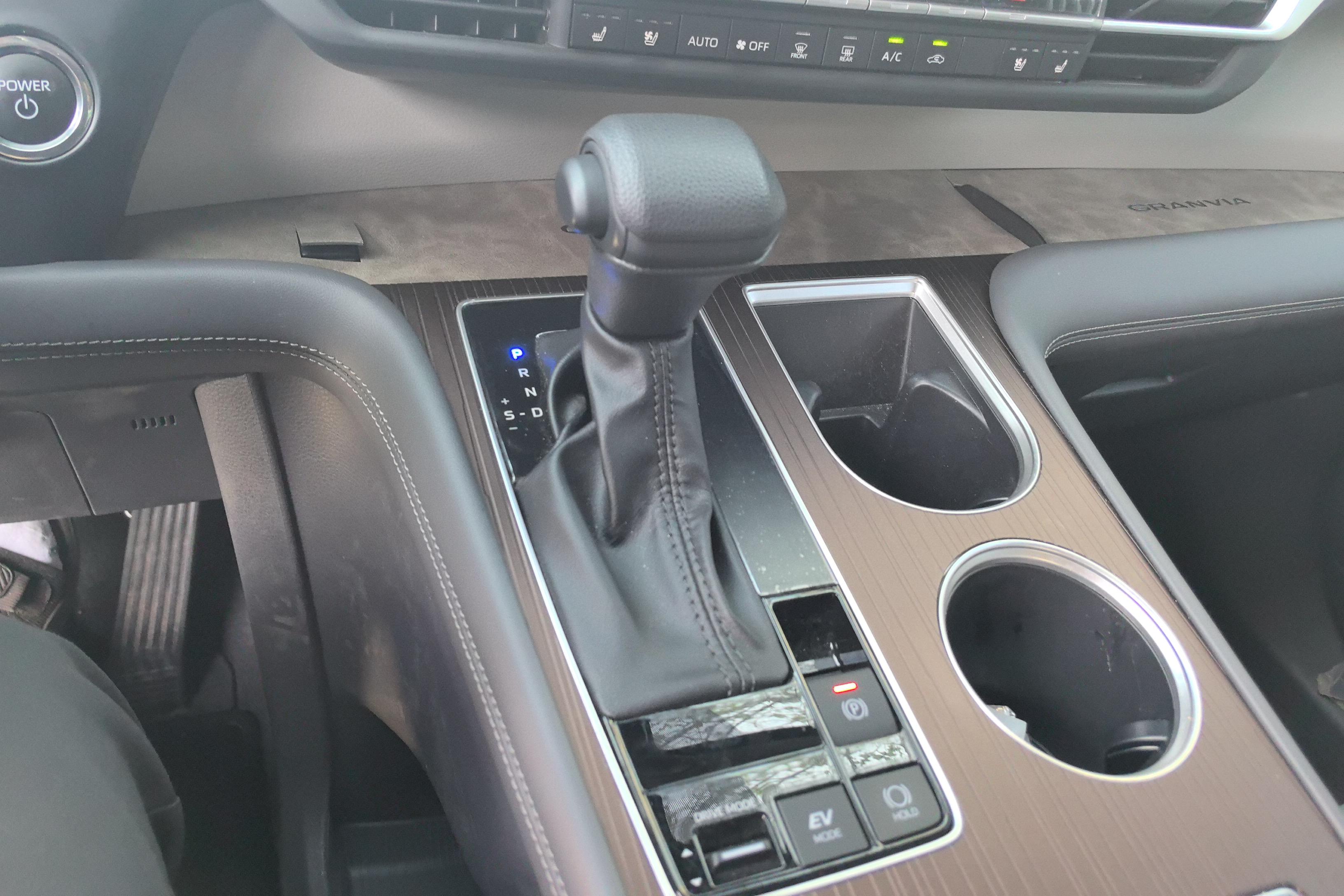 Toyota Granvia 2024 #17 Toyota Granvia 2024 car image #17