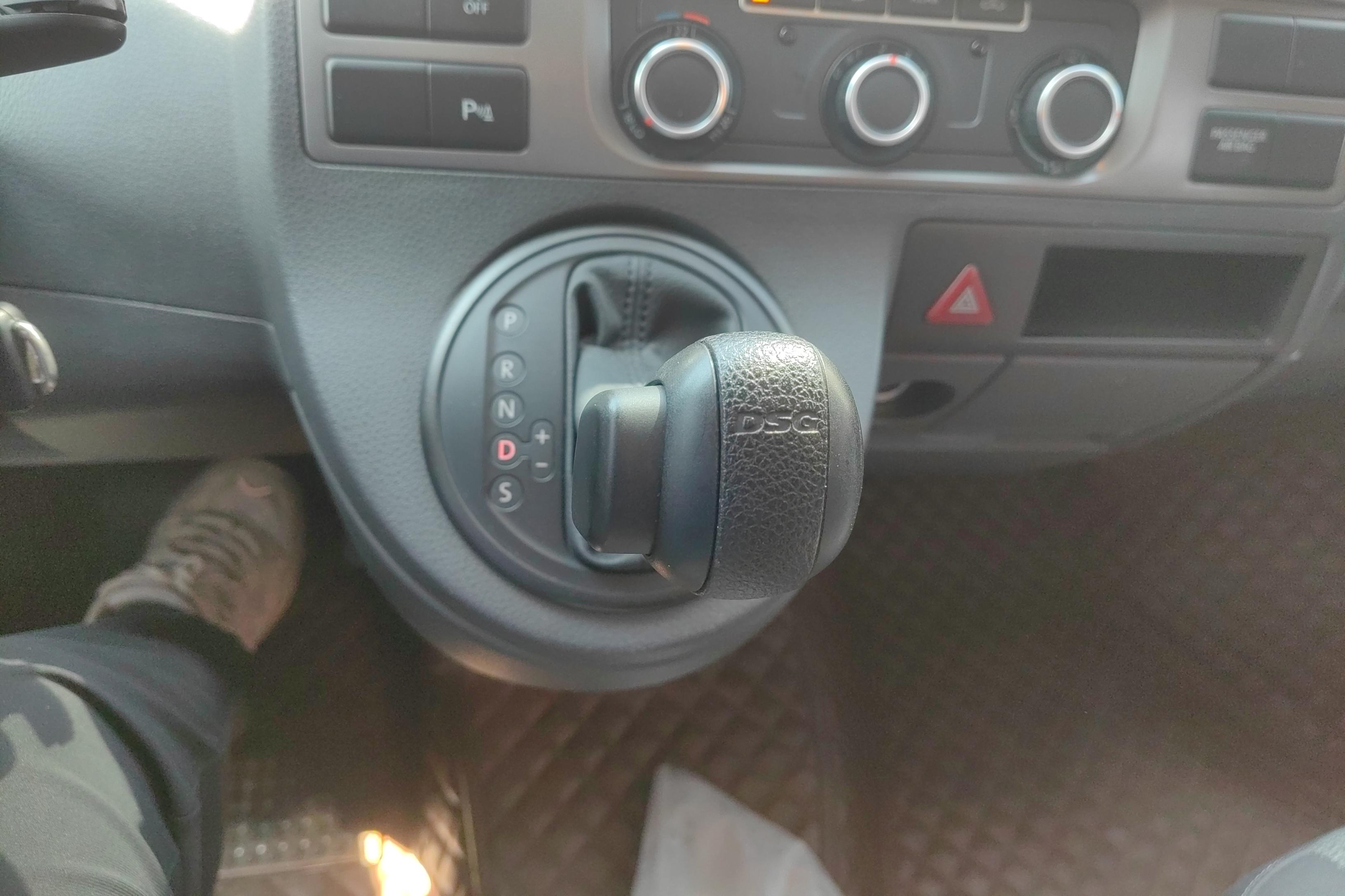 Volkswagen Caravelle 2016 car image #17