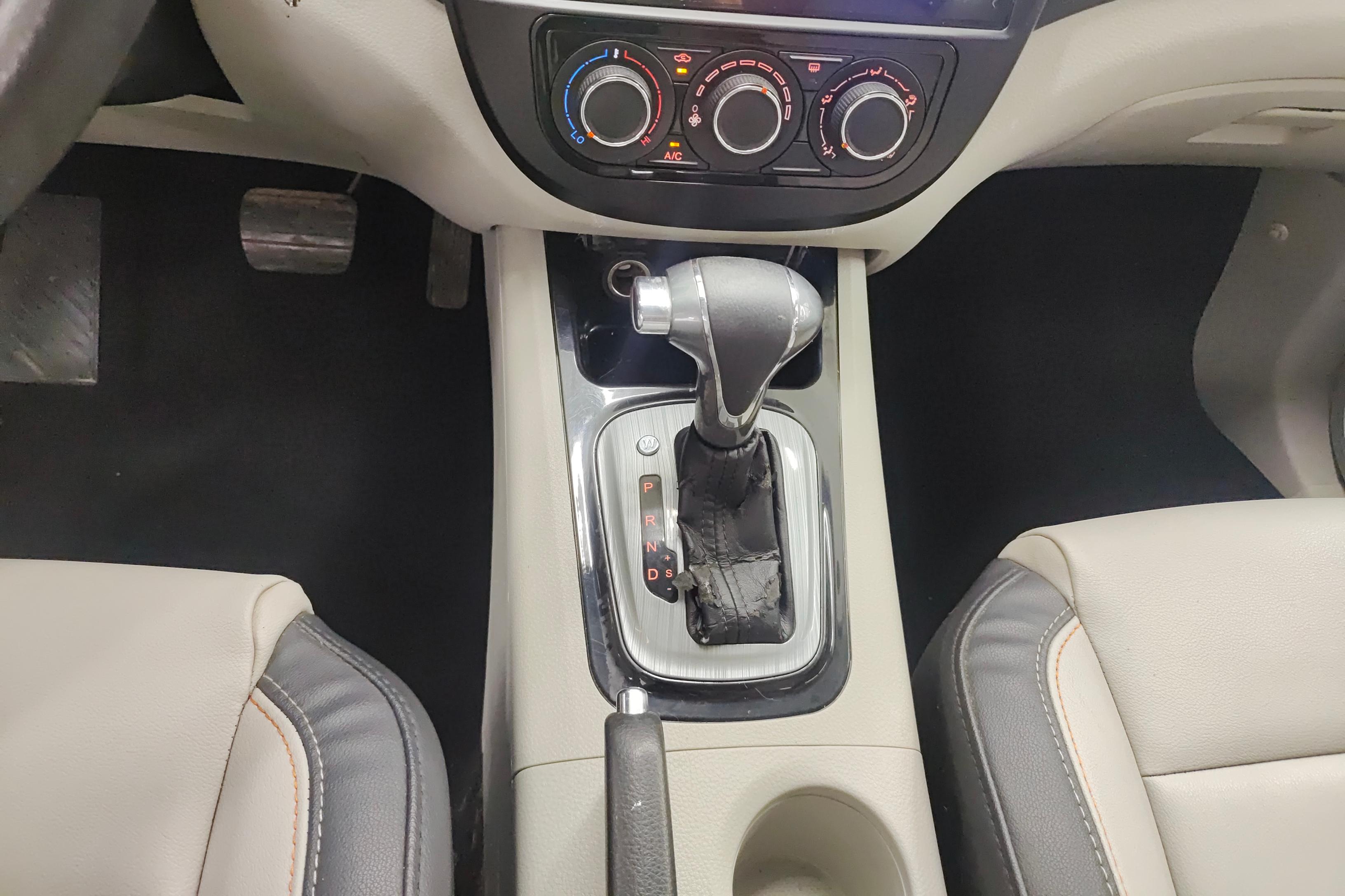 Forthing JOYEAR XV 2017 car image #17