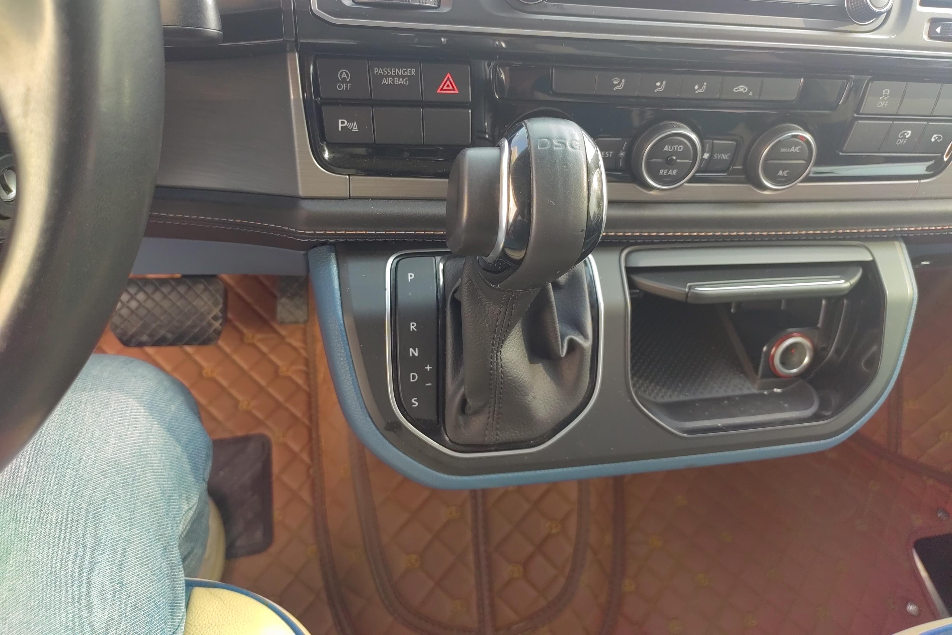 Volkswagen Caravelle 2017 car image #17