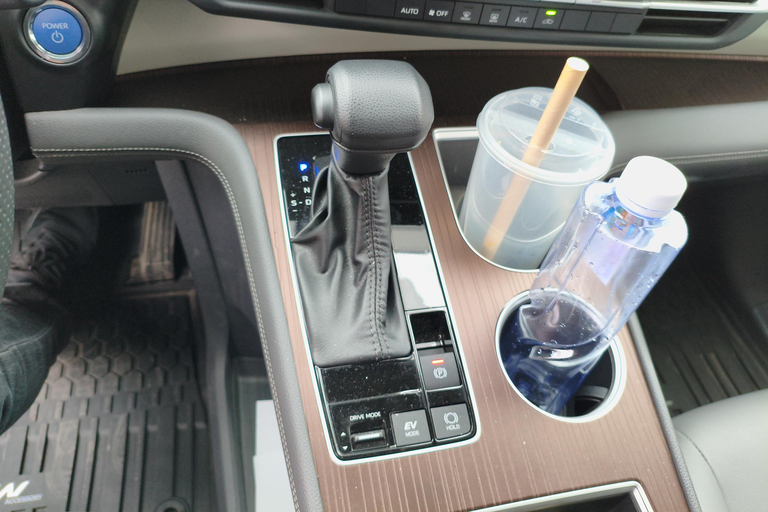 Toyota Granvia 2024 car image #17