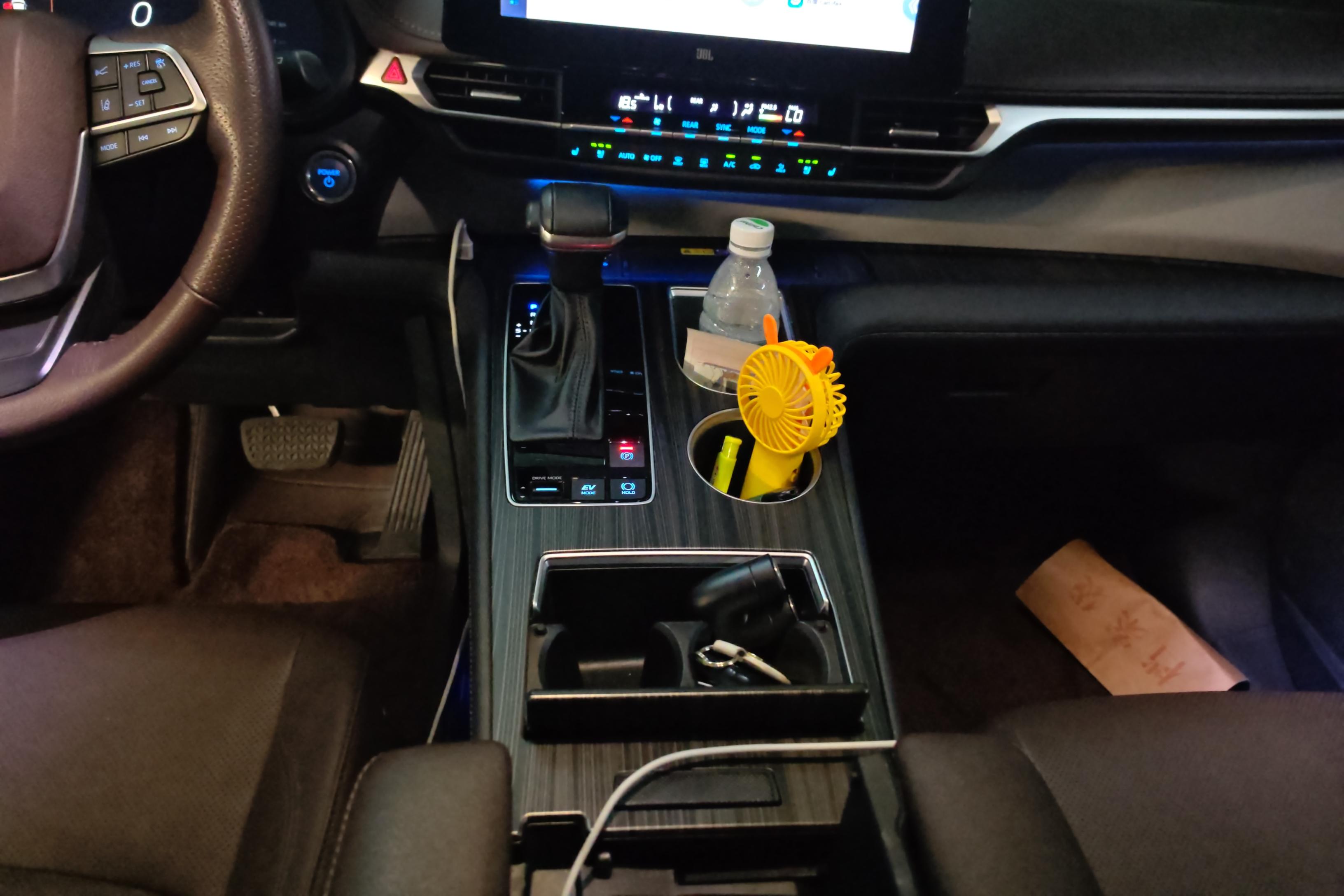 Toyota Granvia 2023 car image #17