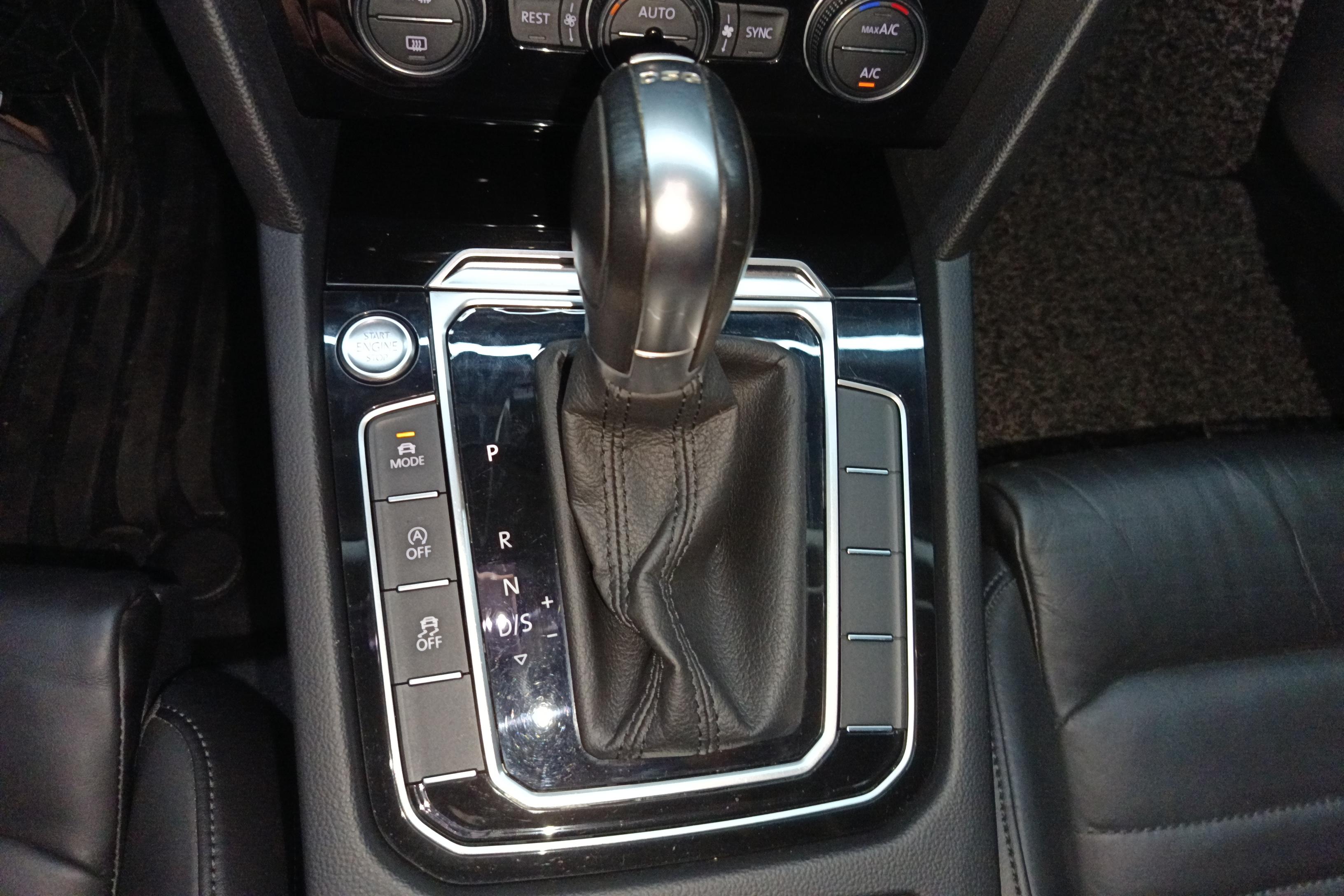 Volkswagen Passat Variant 2018 immagine di auto #17