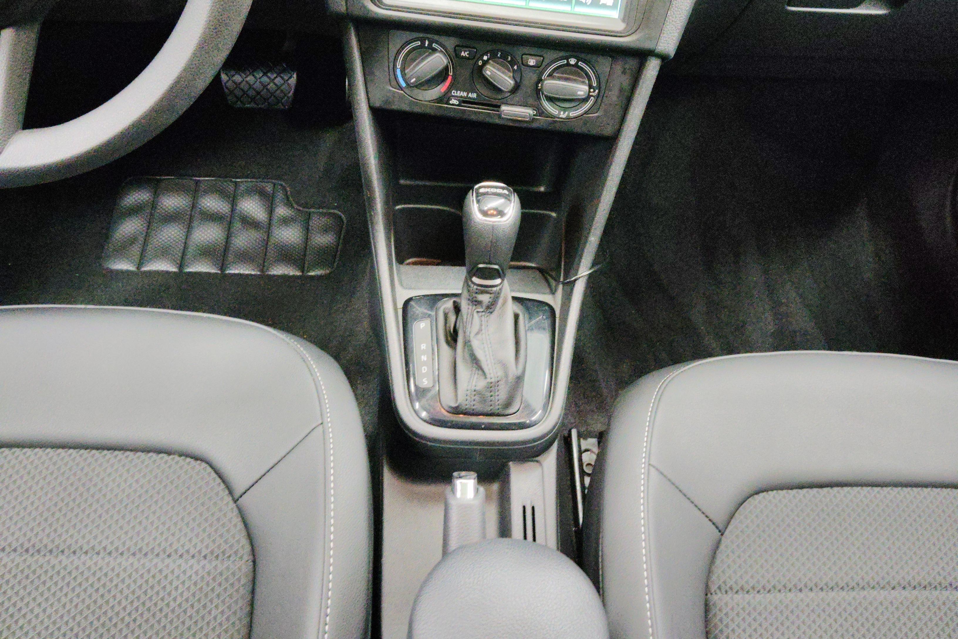 Skoda Rapid Spaceback 2016 car image #17