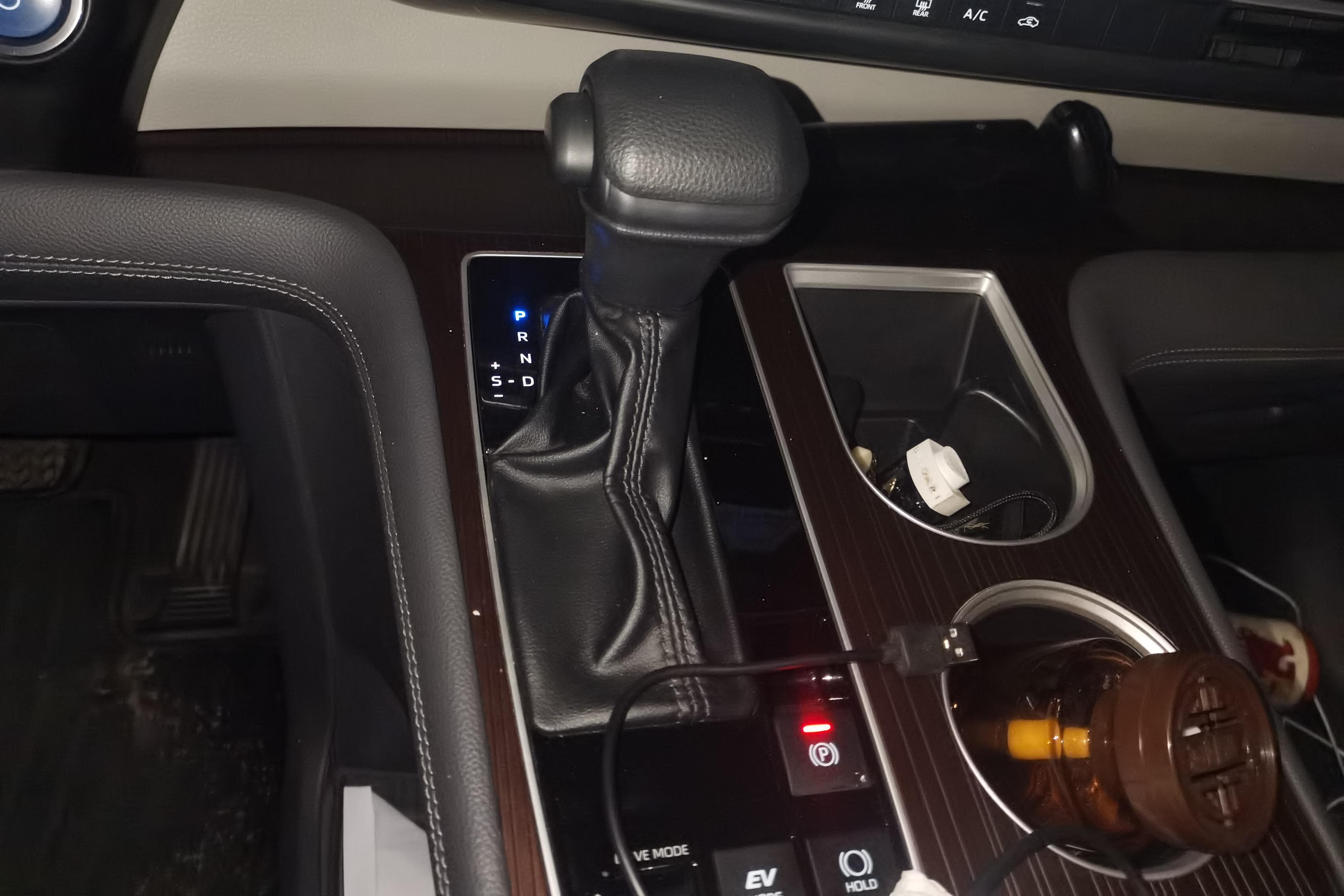 Toyota Granvia 2023 car image #17