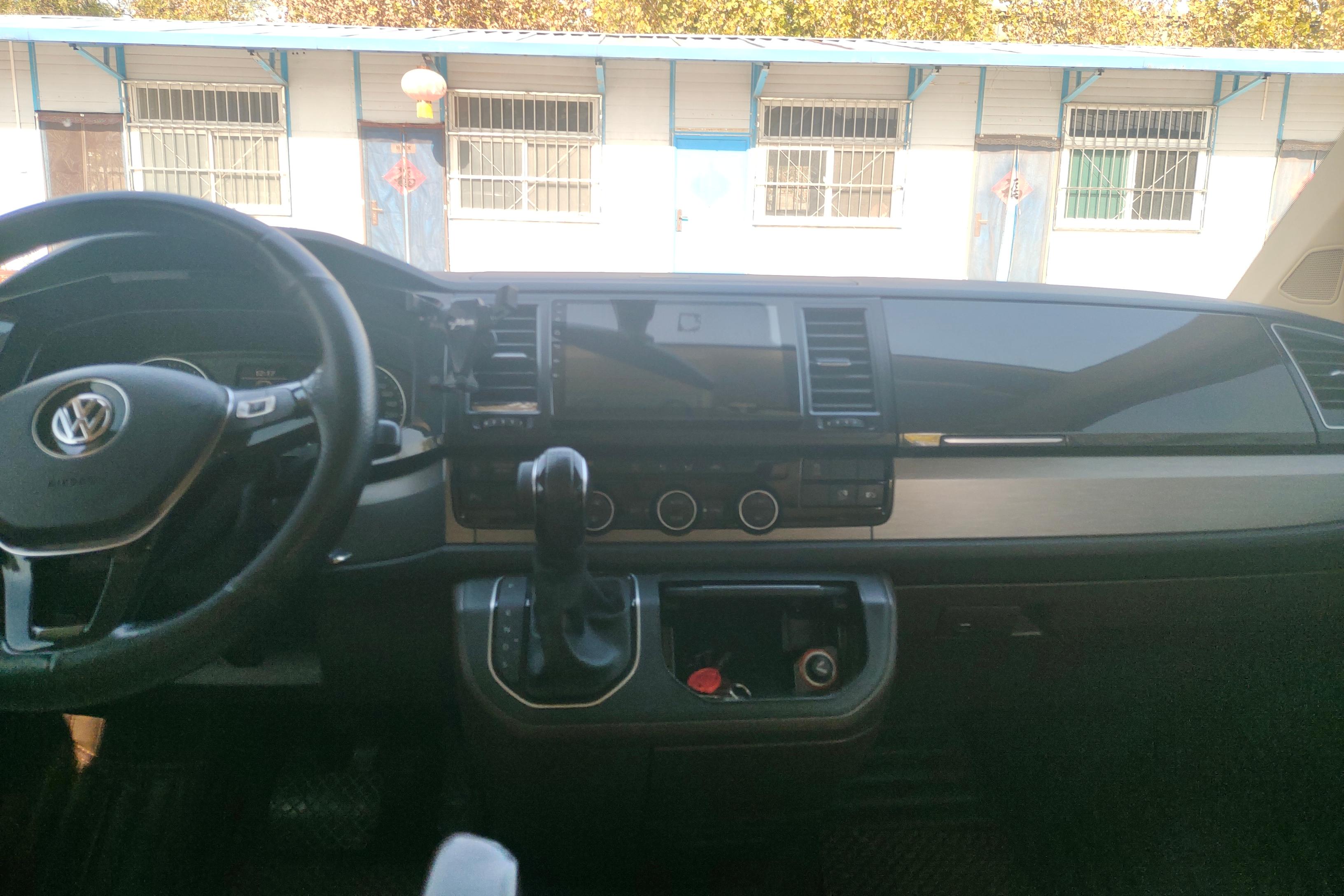 Volkswagen Caravelle 2018 car image #17