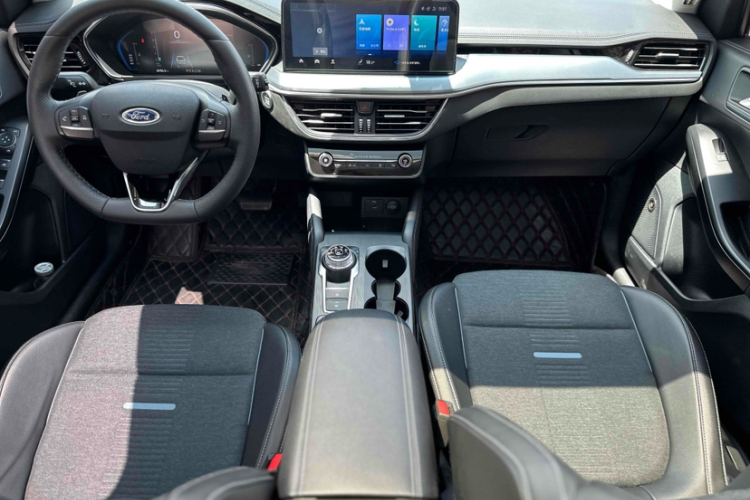 Ford Focus Active 2021 car image #17