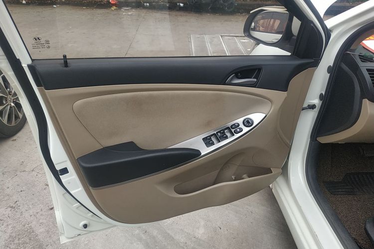 Hyundai Reina 2016 car image #17