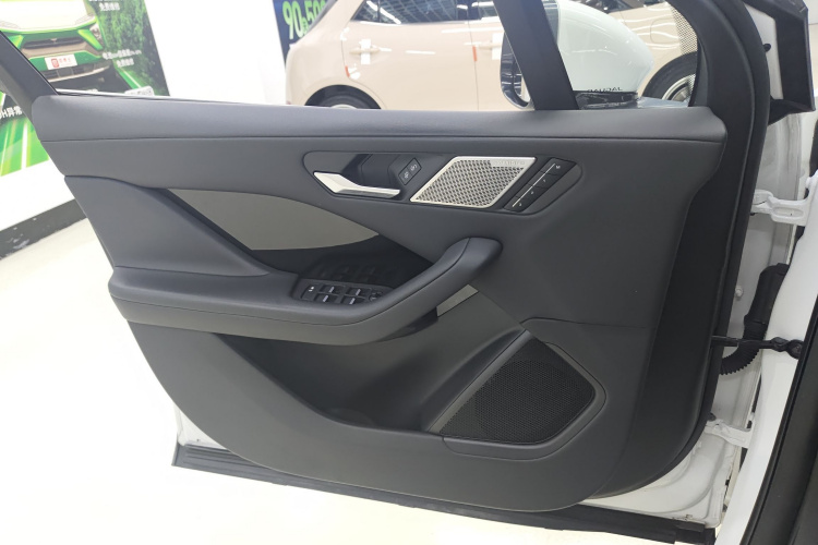 2019 car image #17