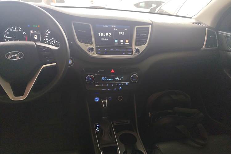 Hyundai Tucson (Imported) 2016 #17 Hyundai Tucson (Imported) 2016 car image #17