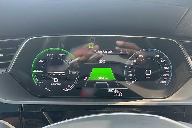 Audi e-tron 2021 صورة سيارة #17