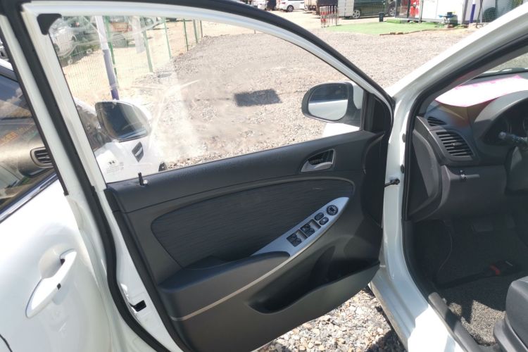 Hyundai Reina Hatchback 2015 car image #17