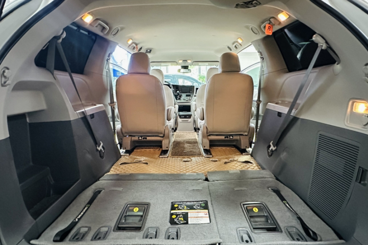 Toyota Sienna 2020 immagine di auto #17