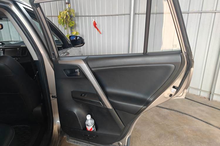 Toyota RAV4 (Imported) 2017 #17 Toyota RAV4 (Imported) 2017 immagine di auto #17